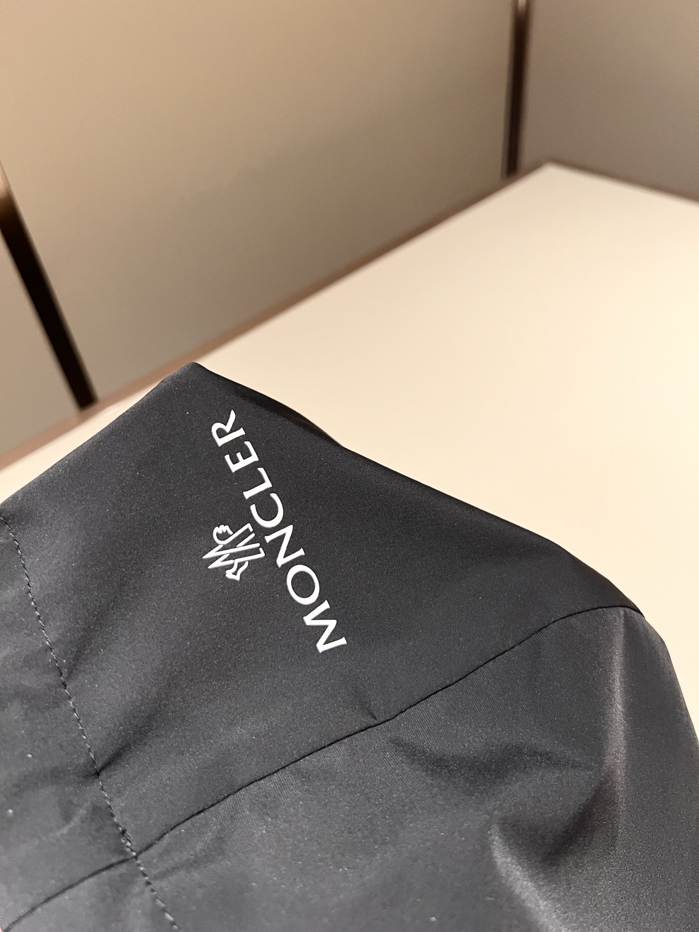 Monc*ler蒙*口2026春夏经典夹克外套，都市时尚休闲款！面料超软面料帅酷爆款夹克外套。时尚都市百