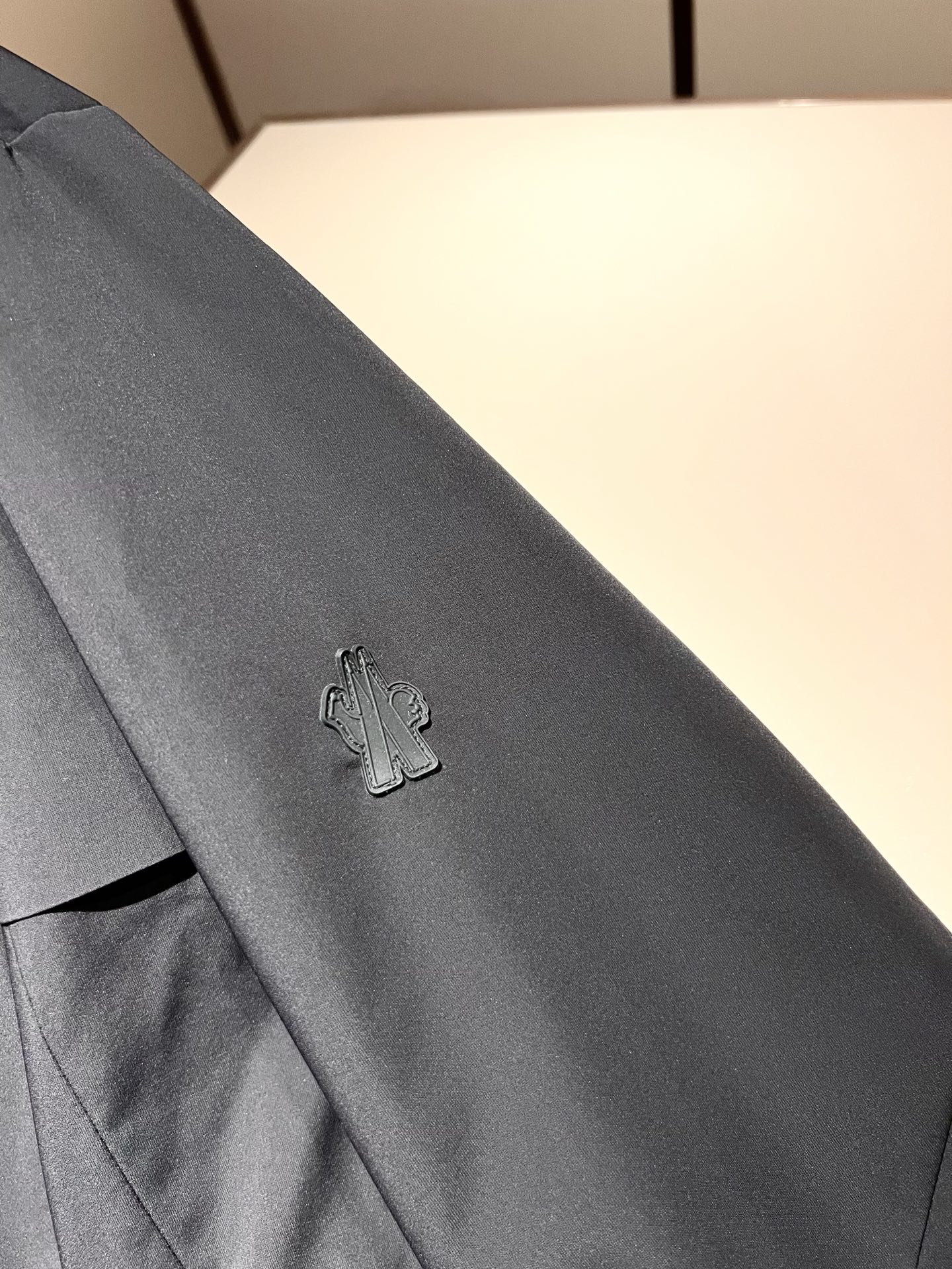 Monc*ler蒙*口2026春夏经典夹克外套，都市时尚休闲款！面料超软面料帅酷爆款夹克外套。时尚都市百