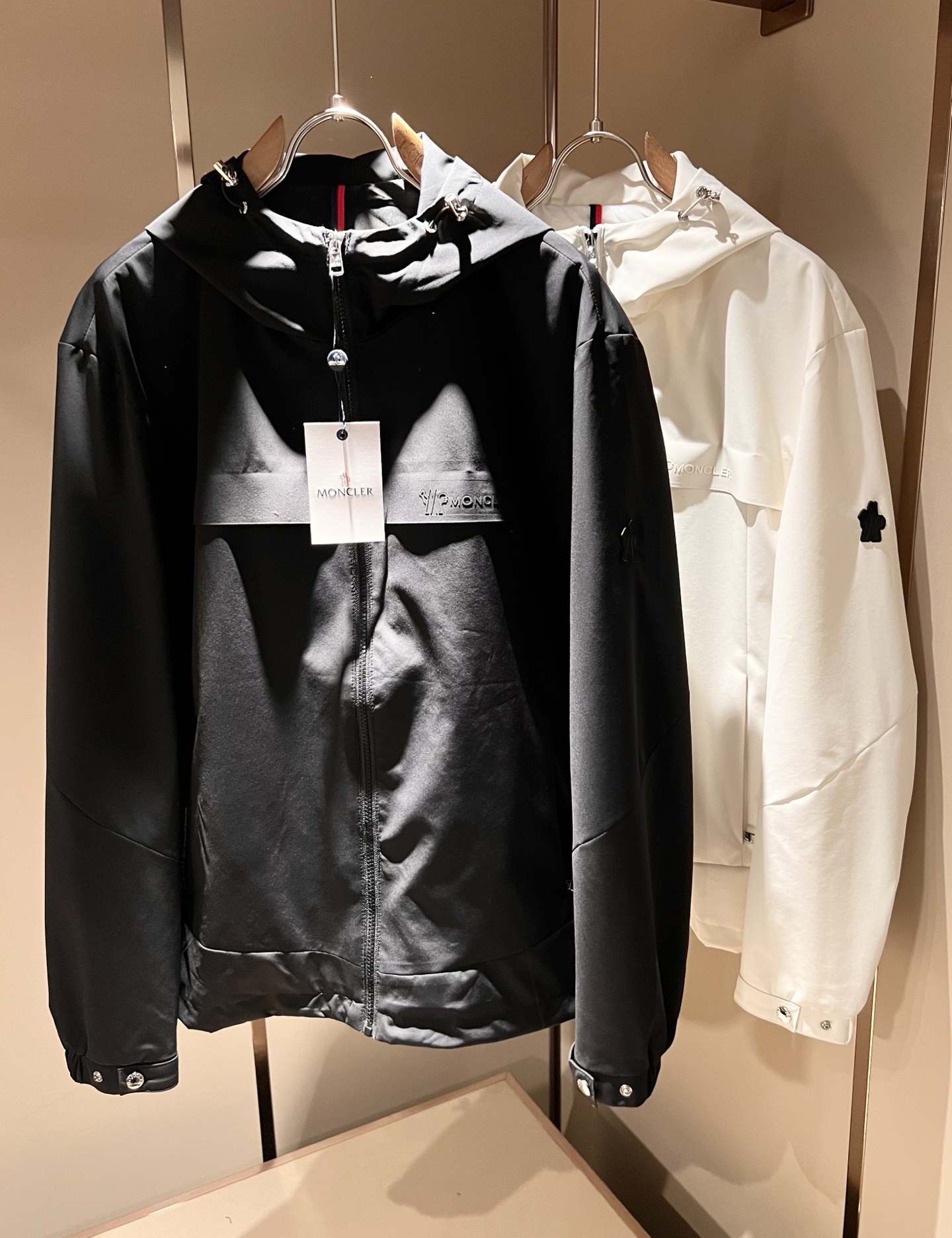 Monc*ler蒙*口2026春夏经典夹克外套，都市时尚休闲款！面料超软面料帅酷爆款夹克外套。时尚都市百