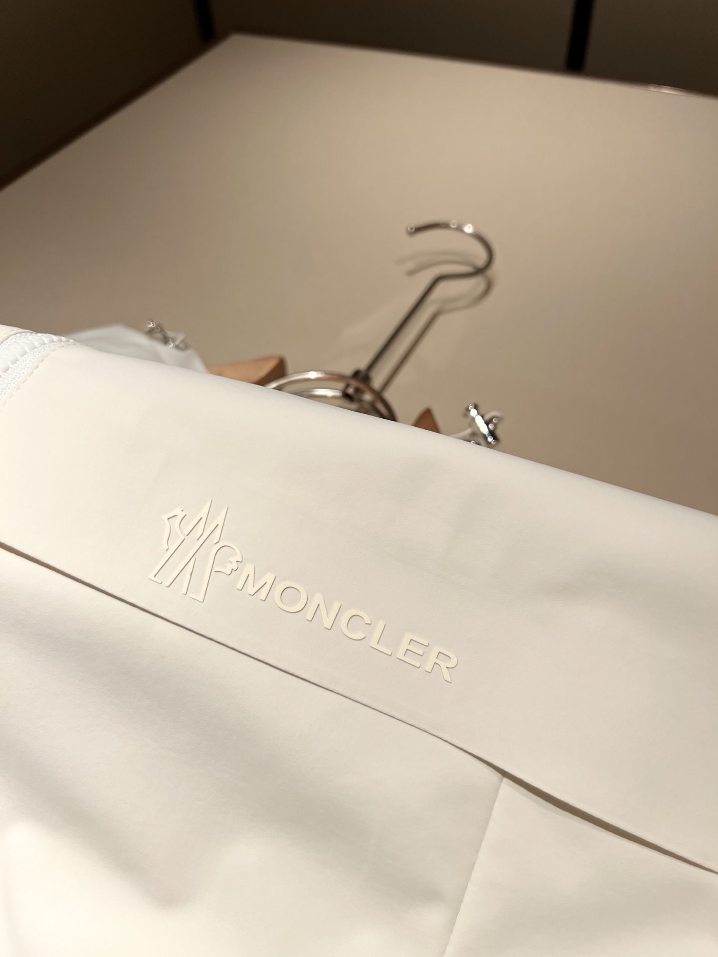 Monc*ler蒙*口2026春夏经典夹克外套，都市时尚休闲款！面料超软面料帅酷爆款夹克外套。时尚都市百