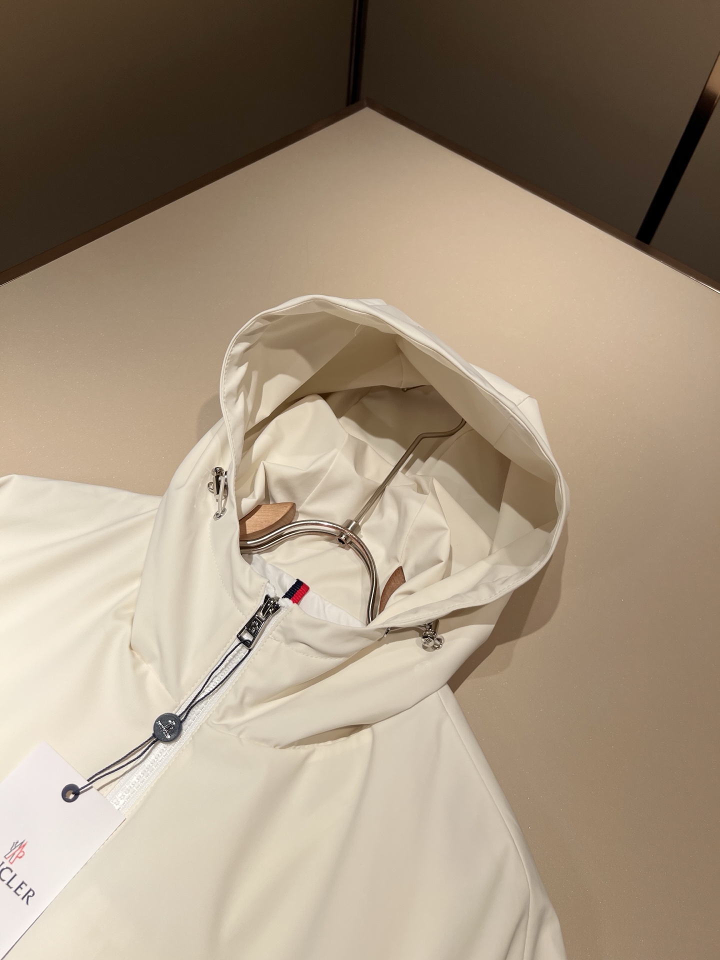 Monc*ler蒙*口2026春夏经典夹克外套，都市时尚休闲款！面料超软面料帅酷爆款夹克外套。时尚都市百