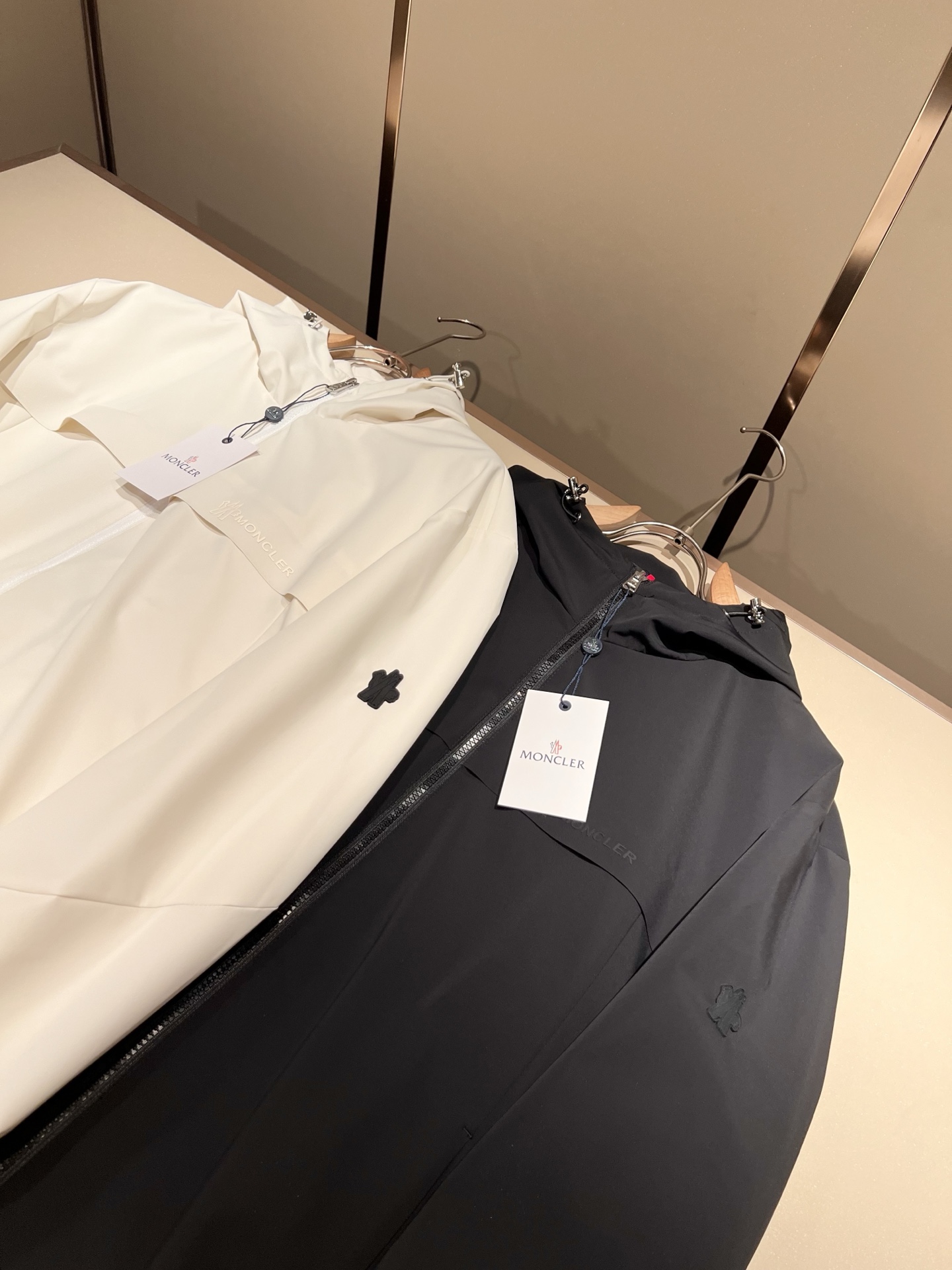 Monc*ler蒙*口2026春夏经典夹克外套，都市时尚休闲款！面料超软面料帅酷爆款夹克外套。时尚都市百