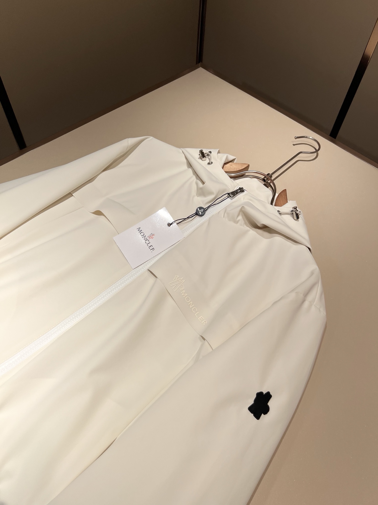 Monc*ler蒙*口2026春夏经典夹克外套，都市时尚休闲款！面料超软面料帅酷爆款夹克外套。时尚都市百