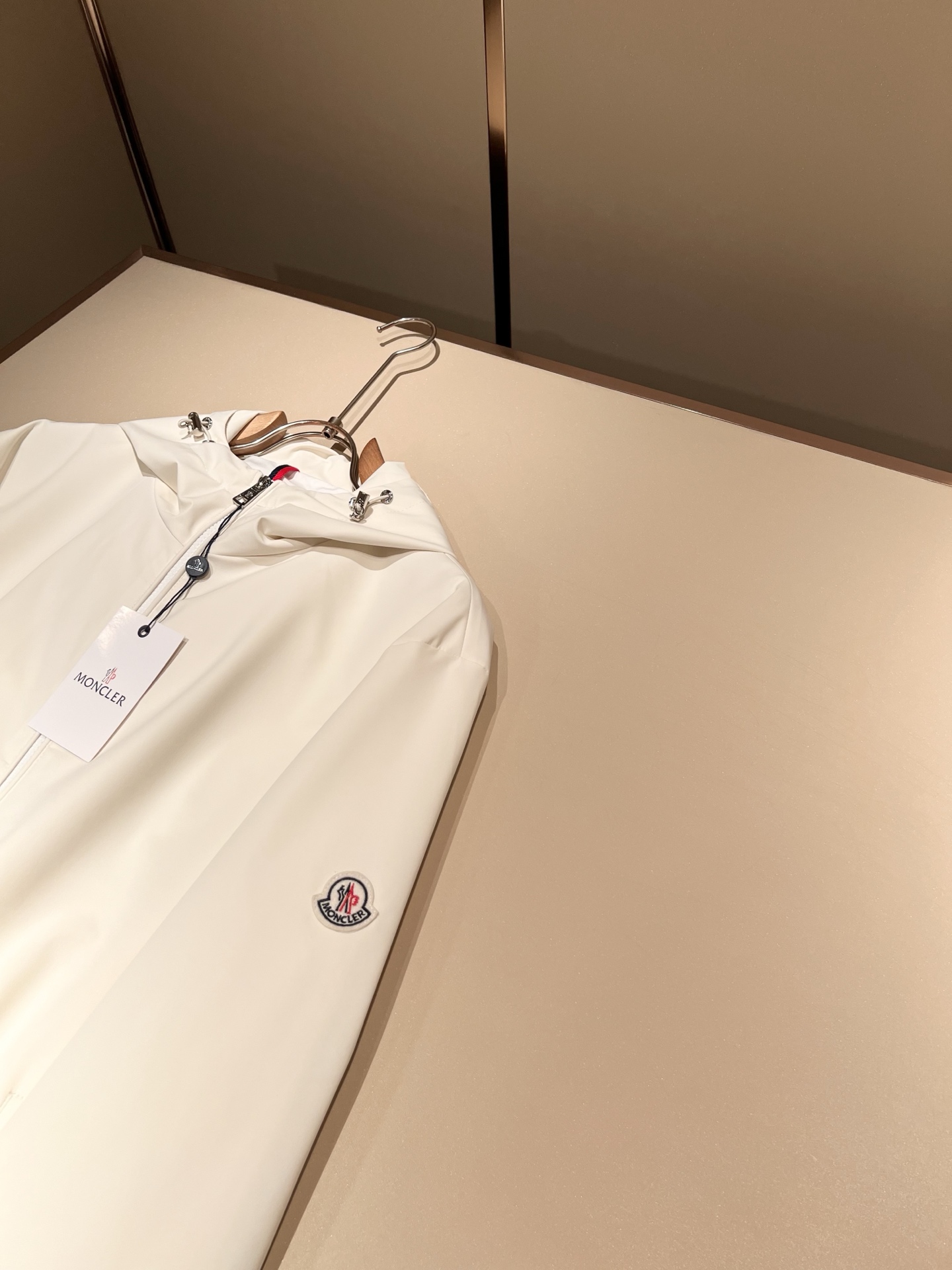 Monc*ler蒙*口2026春夏经典夹克外套，都市时尚休闲款！面料超软面料帅酷爆款夹克外套。时尚都市百