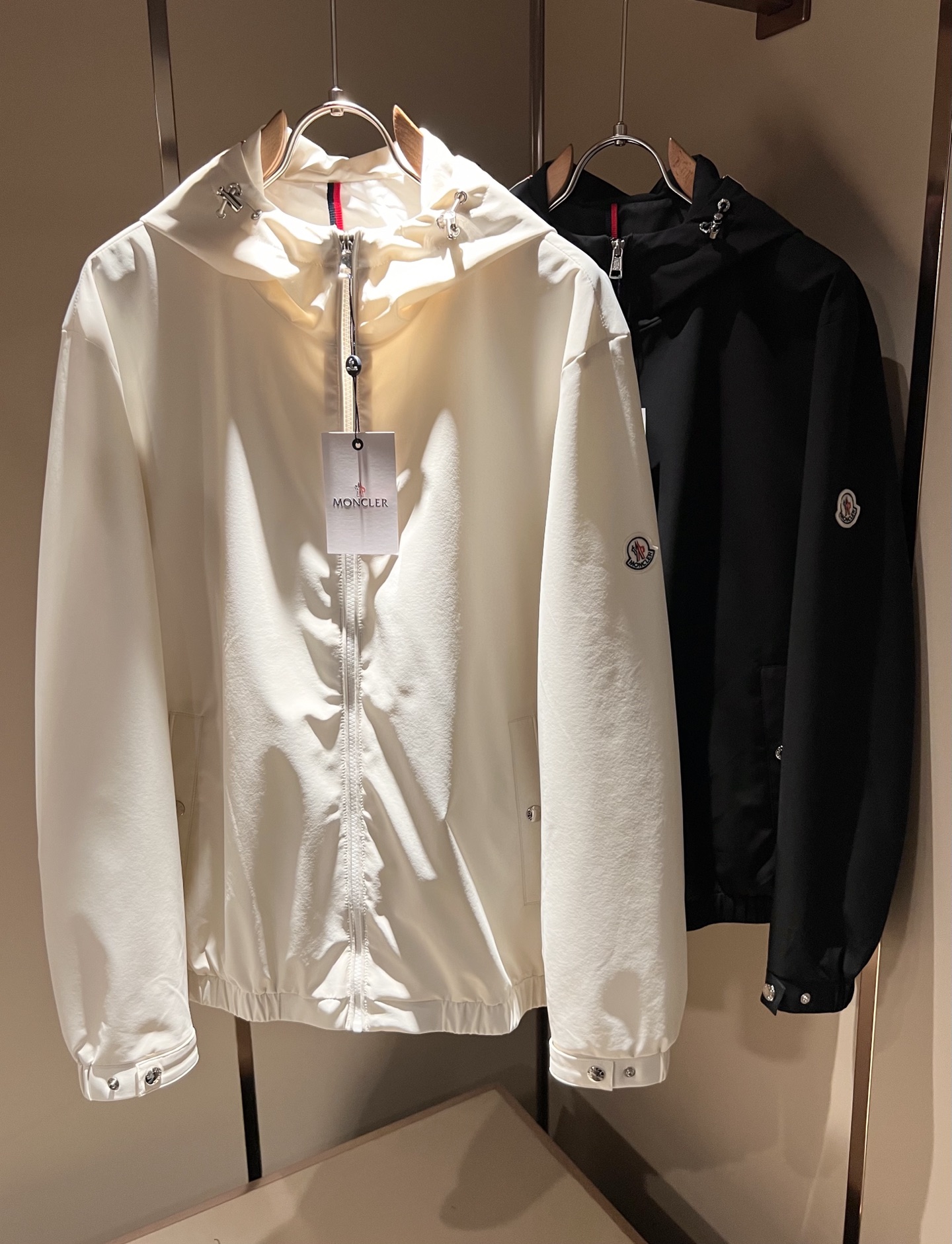 Monc*ler蒙*口2026春夏经典夹克外套，都市时尚休闲款！面料超软面料帅酷爆款夹克外套。时尚都市百