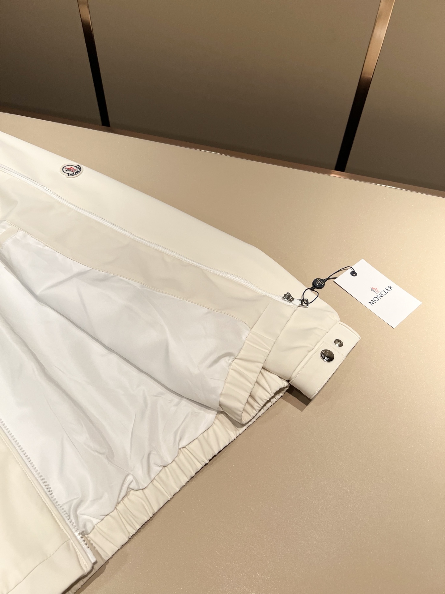 Monc*ler蒙*口2026春夏经典夹克外套，都市时尚休闲款！面料超软面料帅酷爆款夹克外套。时尚都市百