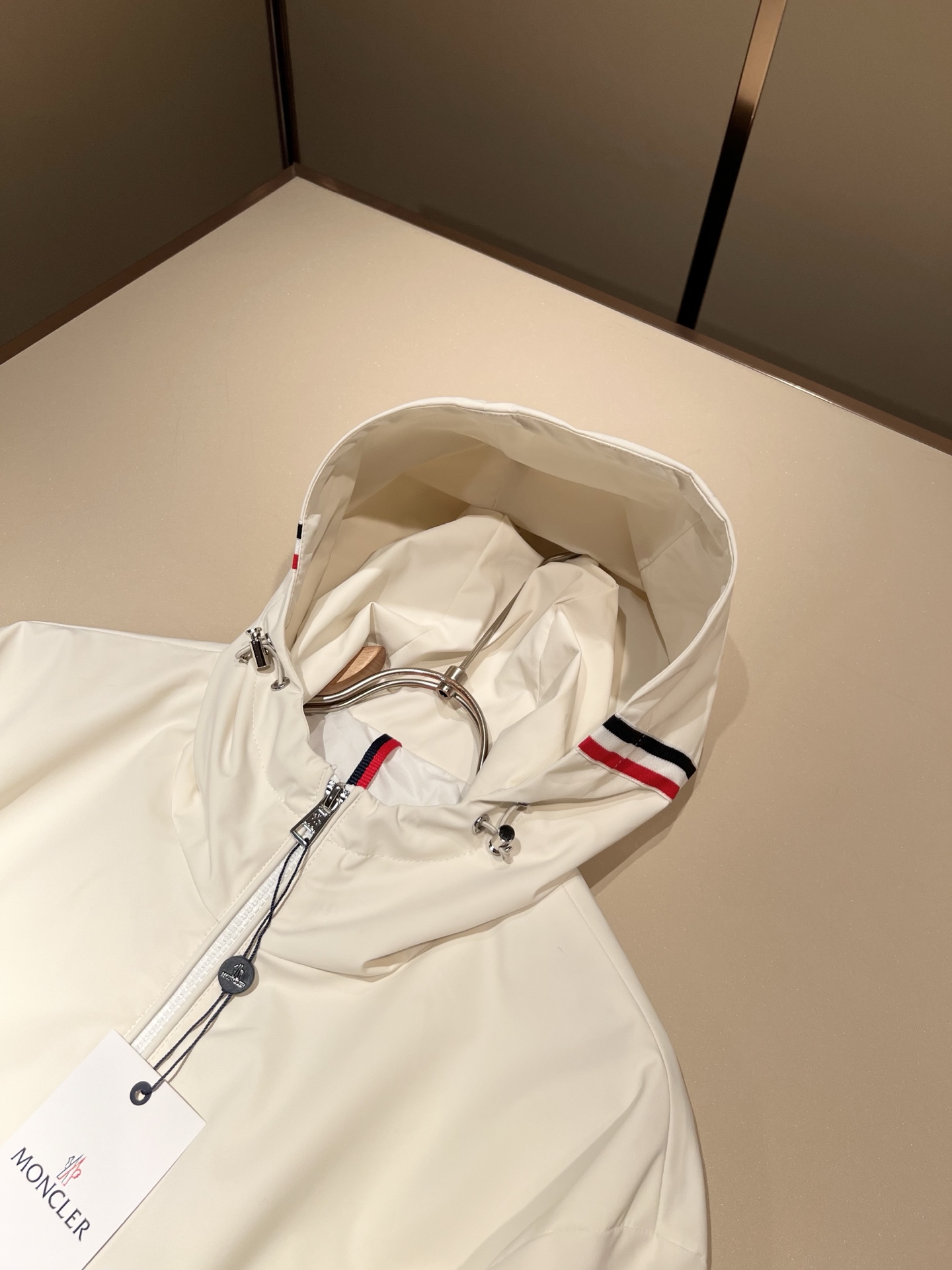 Monc*ler蒙*口2026春夏经典夹克外套，都市时尚休闲款！面料超软面料帅酷爆款夹克外套。时尚都市百