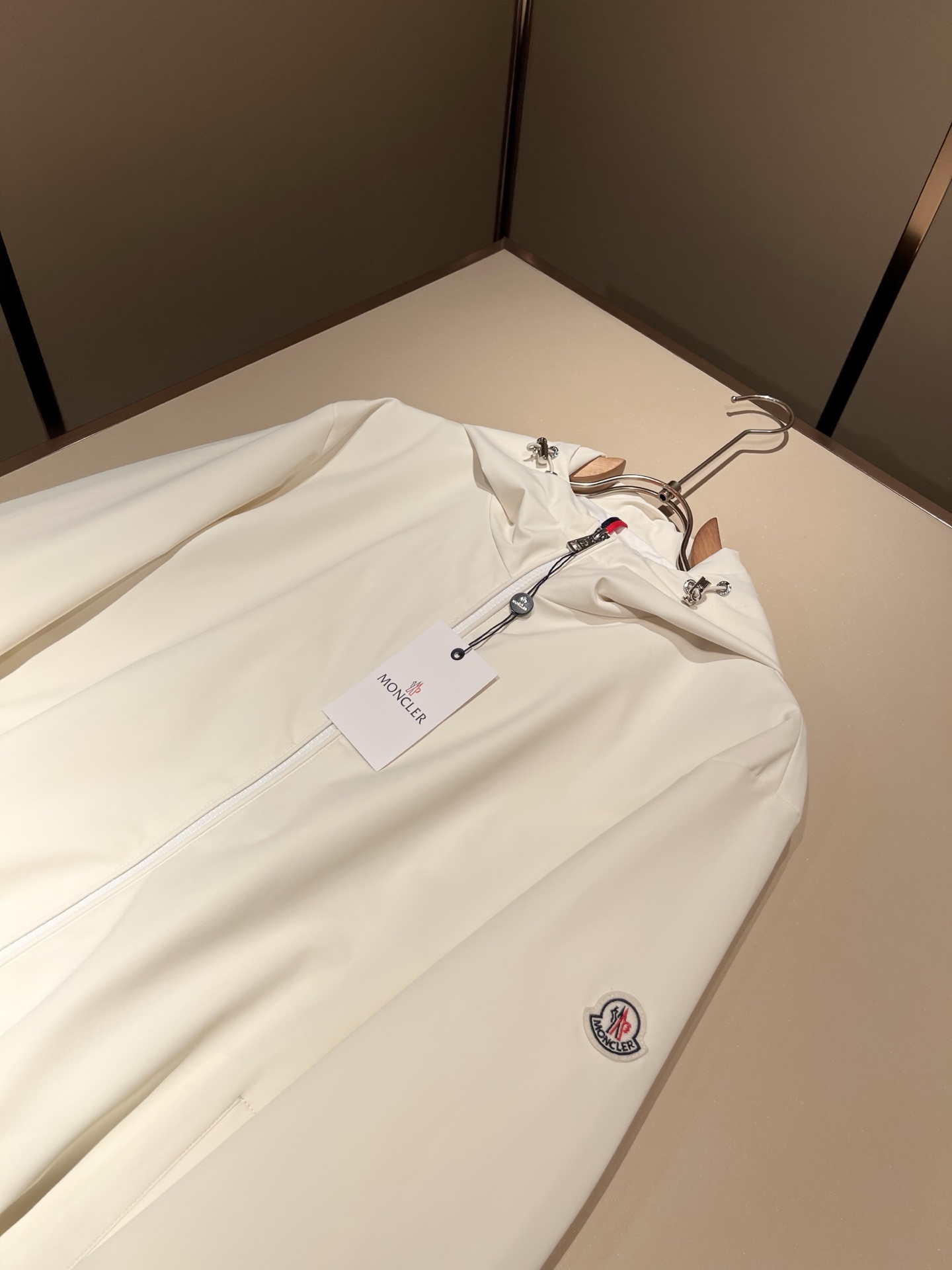 Monc*ler蒙*口2026春夏经典夹克外套，都市时尚休闲款！面料超软面料帅酷爆款夹克外套。时尚都市百