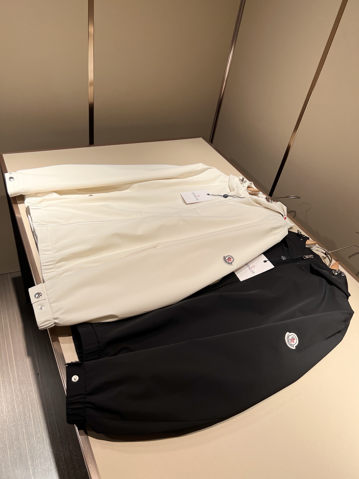 Monc*ler蒙*口2026春夏经典夹克外套，都市时尚休闲款！面料超软面料帅酷爆款夹克外套。时尚都市百