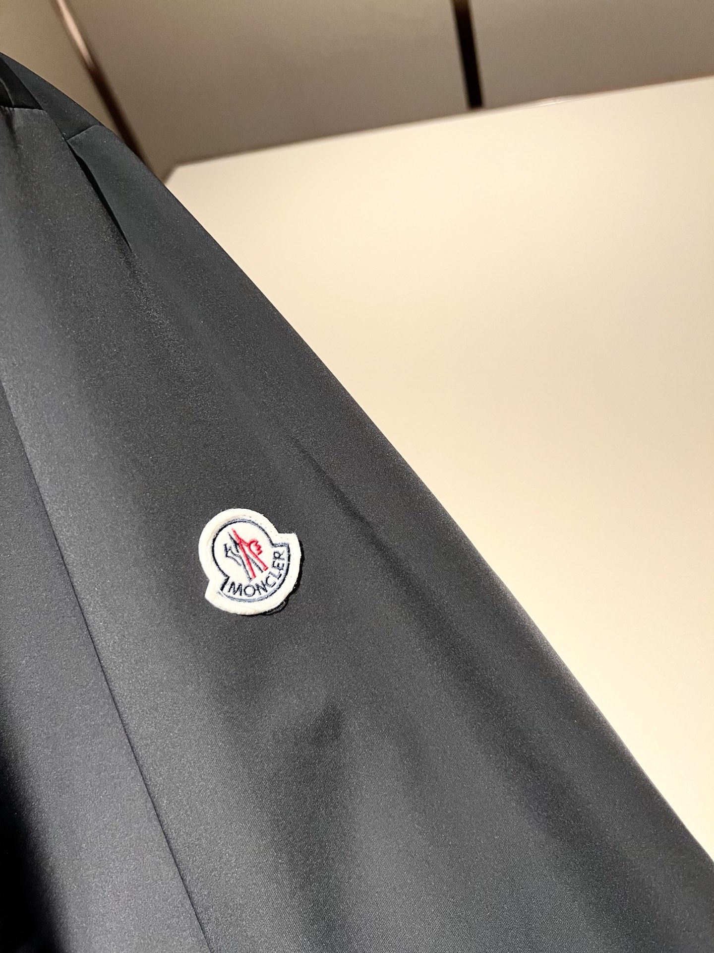 Monc*ler蒙*口2026春夏经典夹克外套，都市时尚休闲款！面料超软面料帅酷爆款夹克外套。时尚都市百