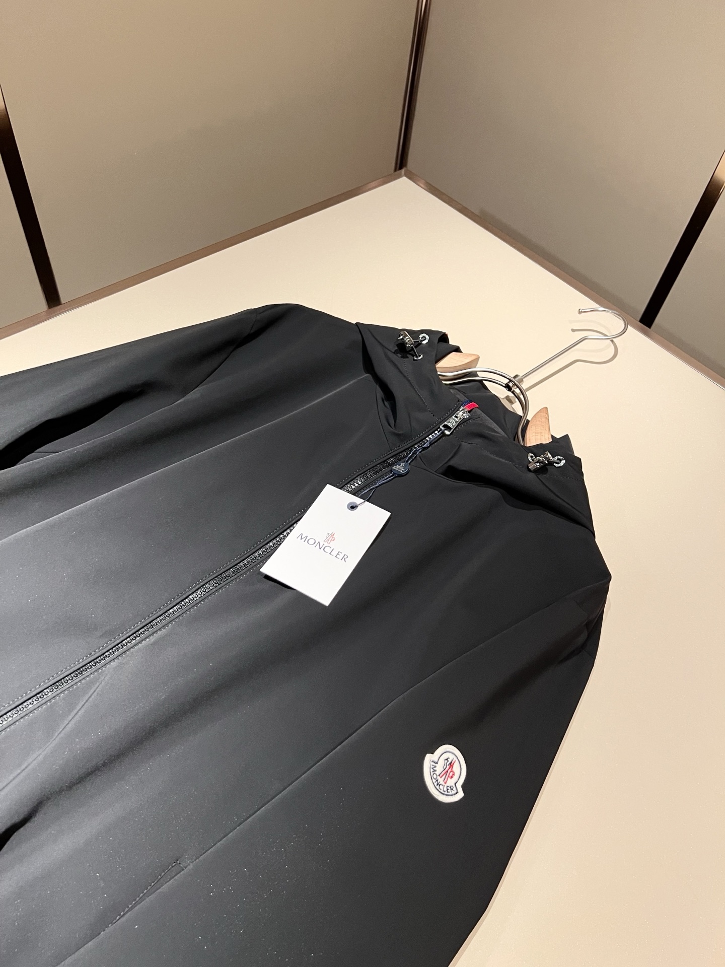 Monc*ler蒙*口2026春夏经典夹克外套，都市时尚休闲款！面料超软面料帅酷爆款夹克外套。时尚都市百