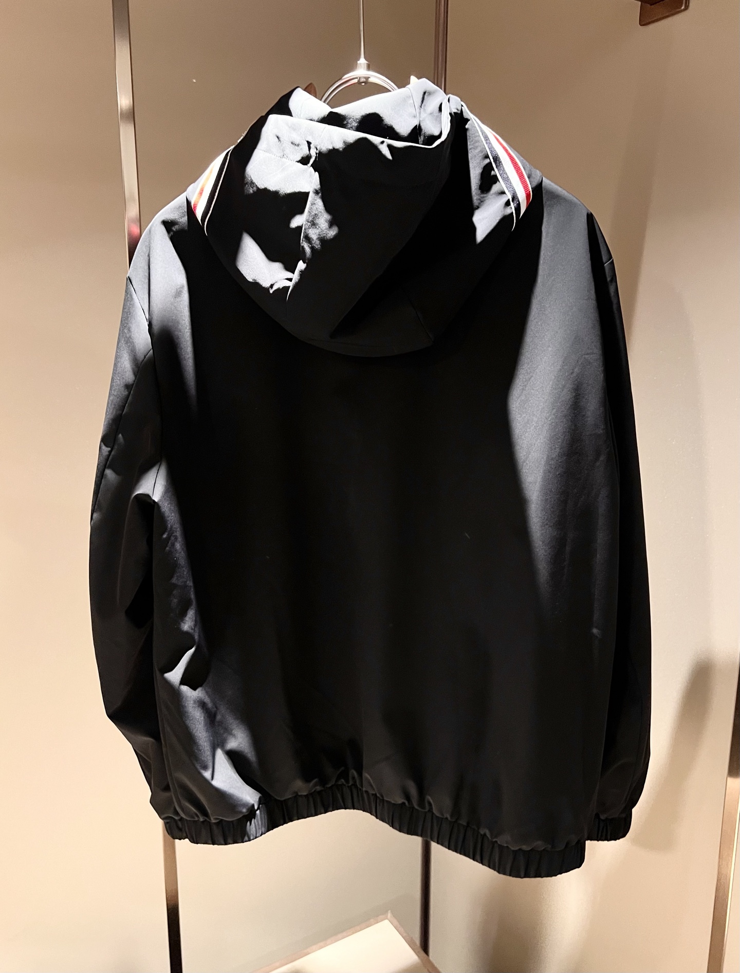 Monc*ler蒙*口2026春夏经典夹克外套，都市时尚休闲款！面料超软面料帅酷爆款夹克外套。时尚都市百