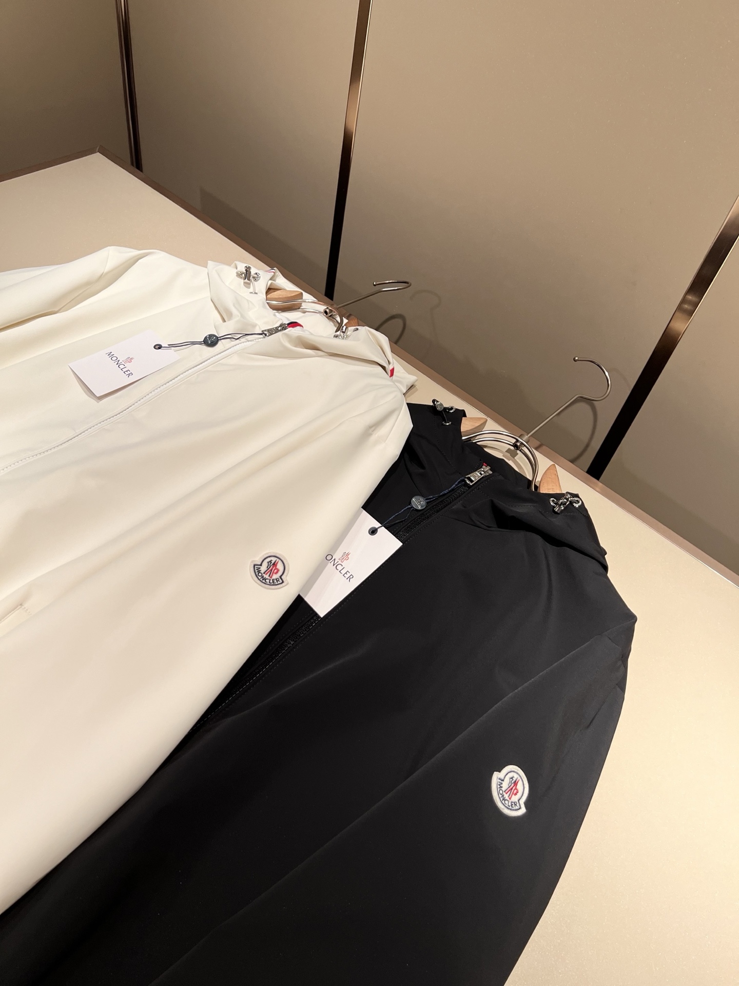 Monc*ler蒙*口2026春夏经典夹克外套，都市时尚休闲款！面料超软面料帅酷爆款夹克外套。时尚都市百