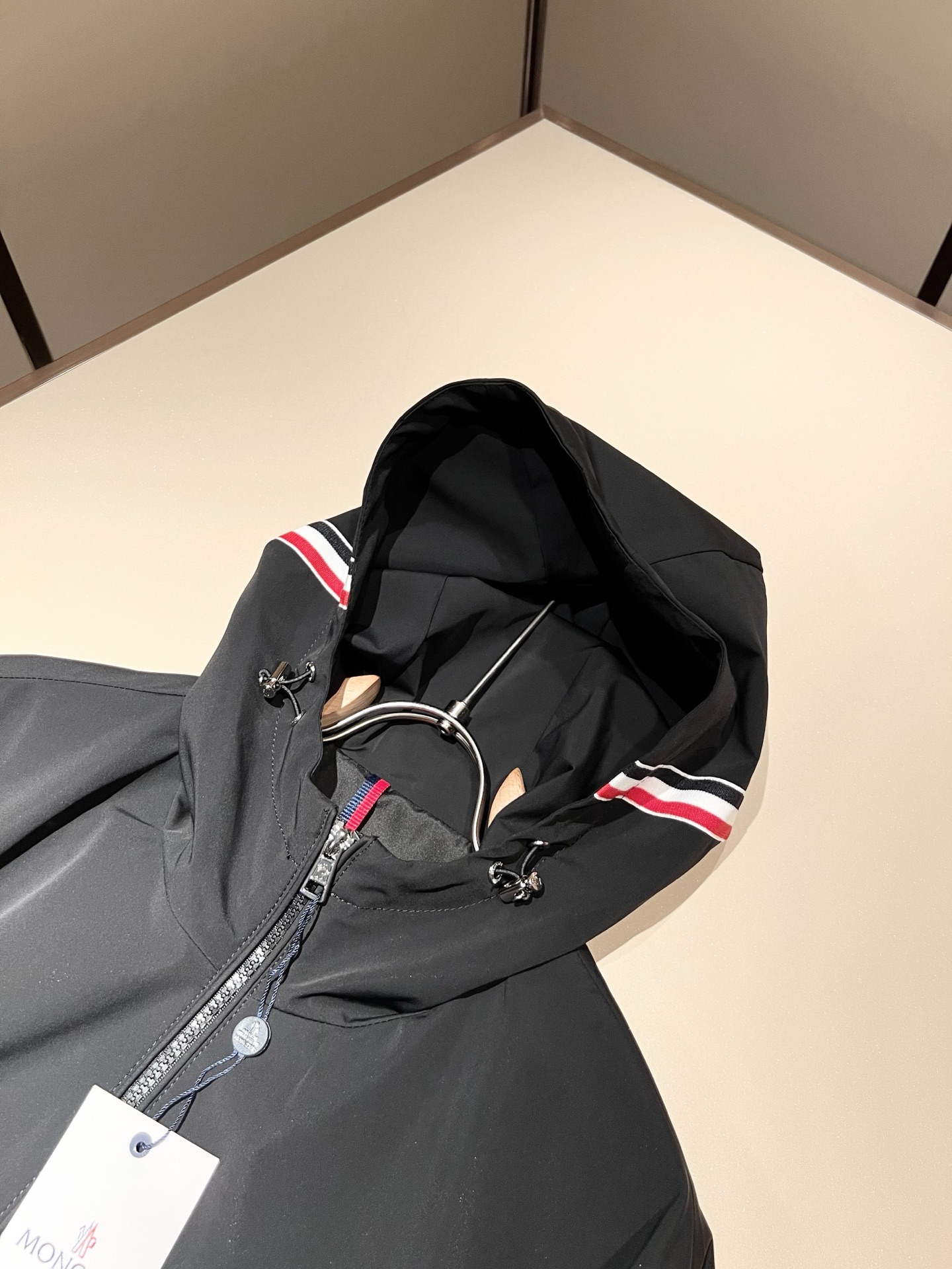 Monc*ler蒙*口2026春夏经典夹克外套，都市时尚休闲款！面料超软面料帅酷爆款夹克外套。时尚都市百