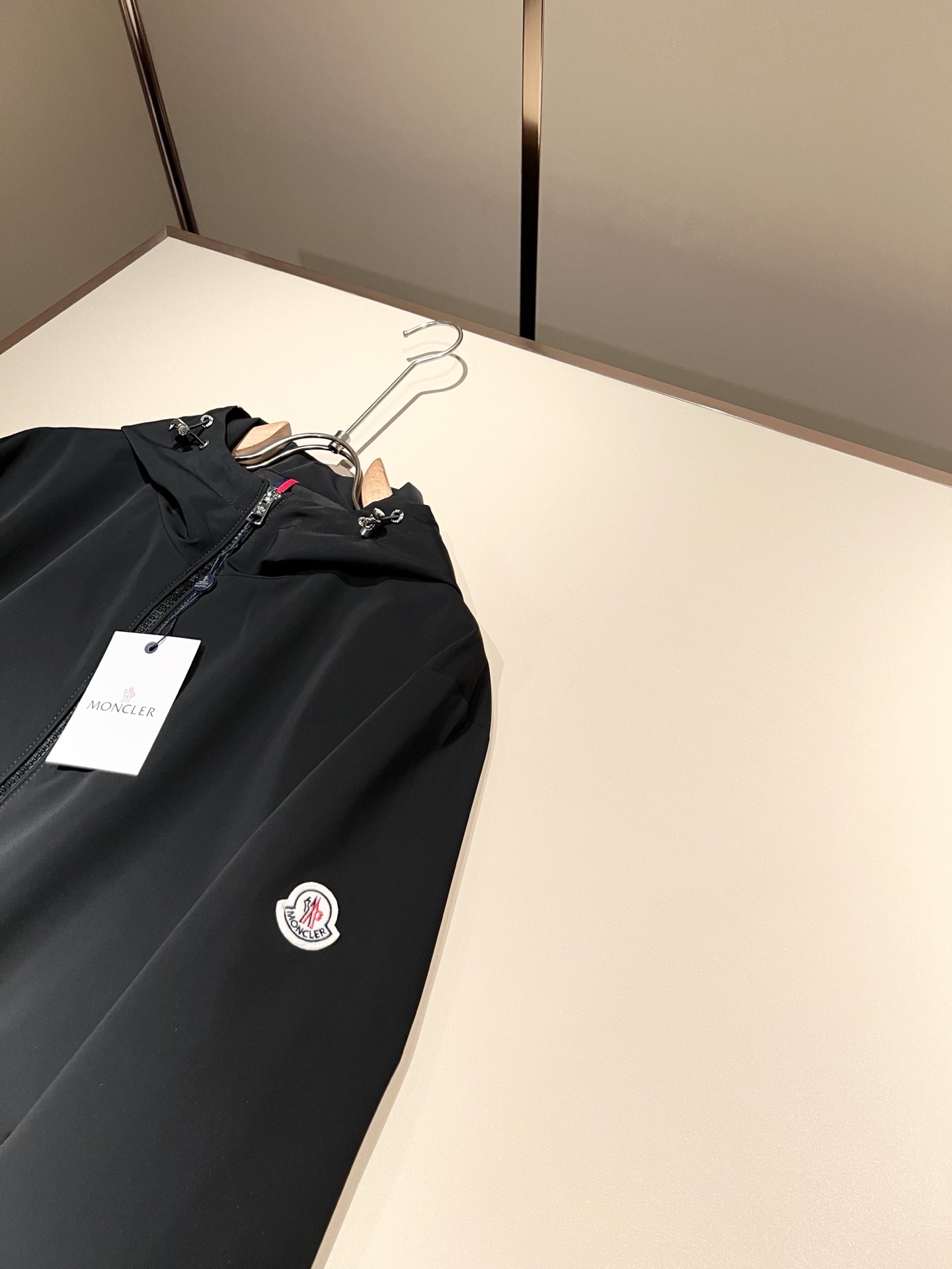 Monc*ler蒙*口2026春夏经典夹克外套，都市时尚休闲款！面料超软面料帅酷爆款夹克外套。时尚都市百