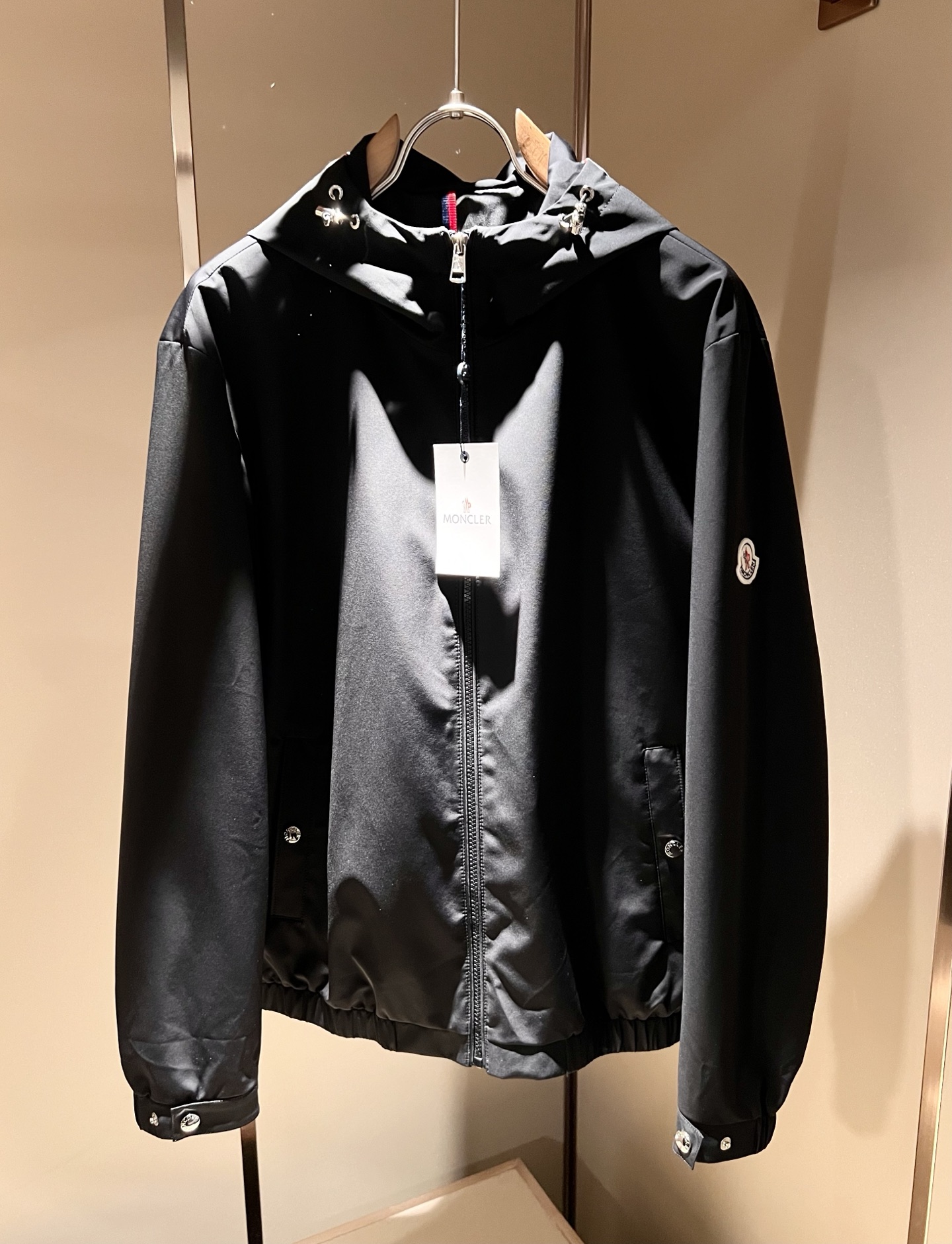 Monc*ler蒙*口2026春夏经典夹克外套，都市时尚休闲款！面料超软面料帅酷爆款夹克外套。时尚都市百