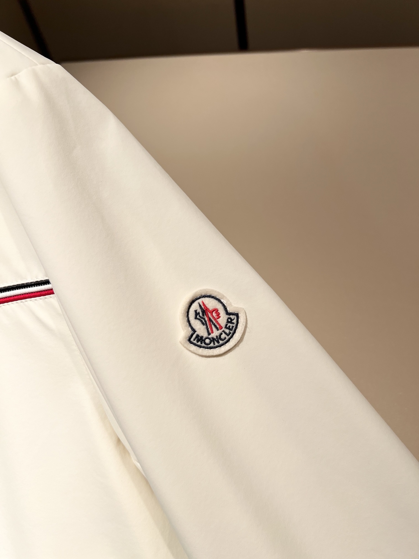 Monc*ler蒙*口2026春夏经典夹克外套，都市时尚休闲款！面料超软面料帅酷爆款夹克外套。时尚都市百