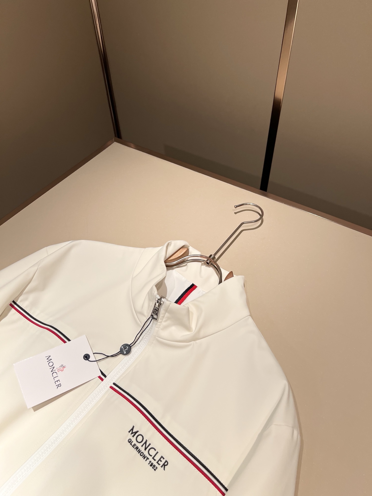 Monc*ler蒙*口2026春夏经典夹克外套，都市时尚休闲款！面料超软面料帅酷爆款夹克外套。时尚都市百