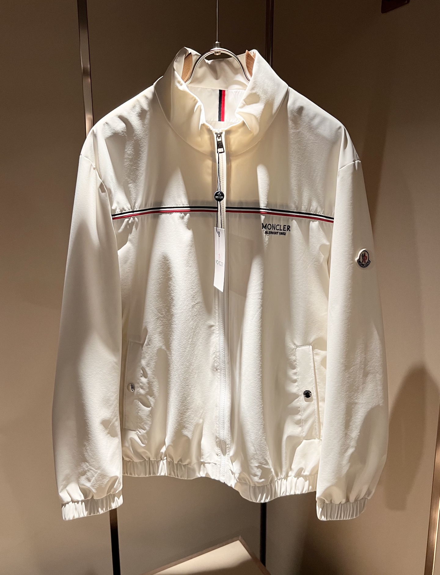 Monc*ler蒙*口2026春夏经典夹克外套，都市时尚休闲款！面料超软面料帅酷爆款夹克外套。时尚都市百