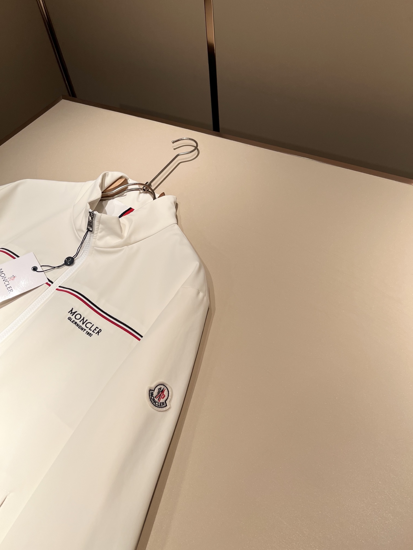 Monc*ler蒙*口2026春夏经典夹克外套，都市时尚休闲款！面料超软面料帅酷爆款夹克外套。时尚都市百