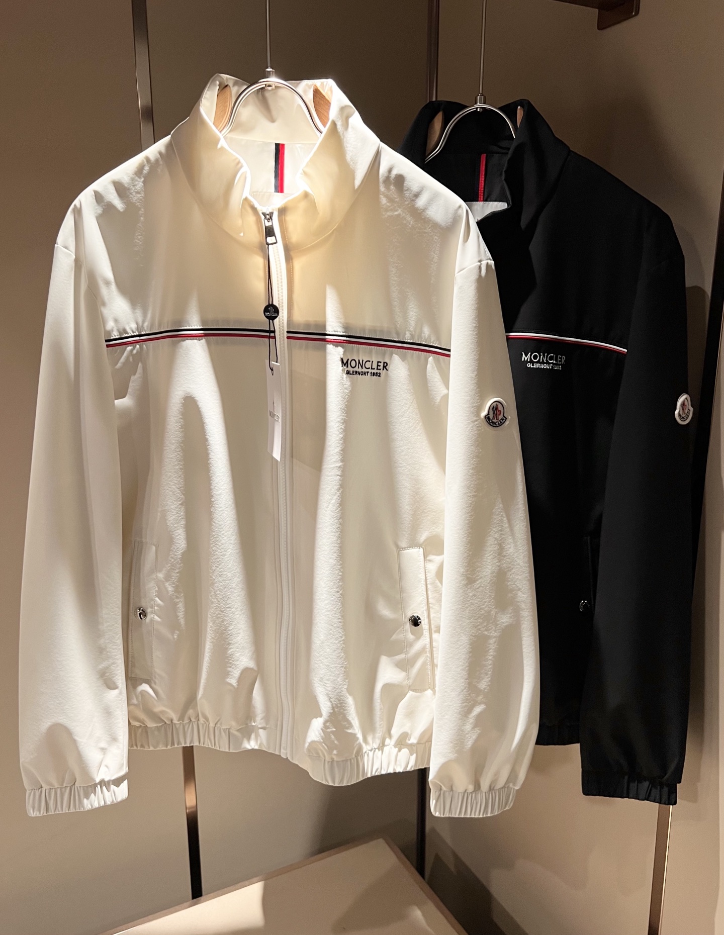 Monc*ler蒙*口2026春夏经典夹克外套，都市时尚休闲款！面料超软面料帅酷爆款夹克外套。时尚都市百