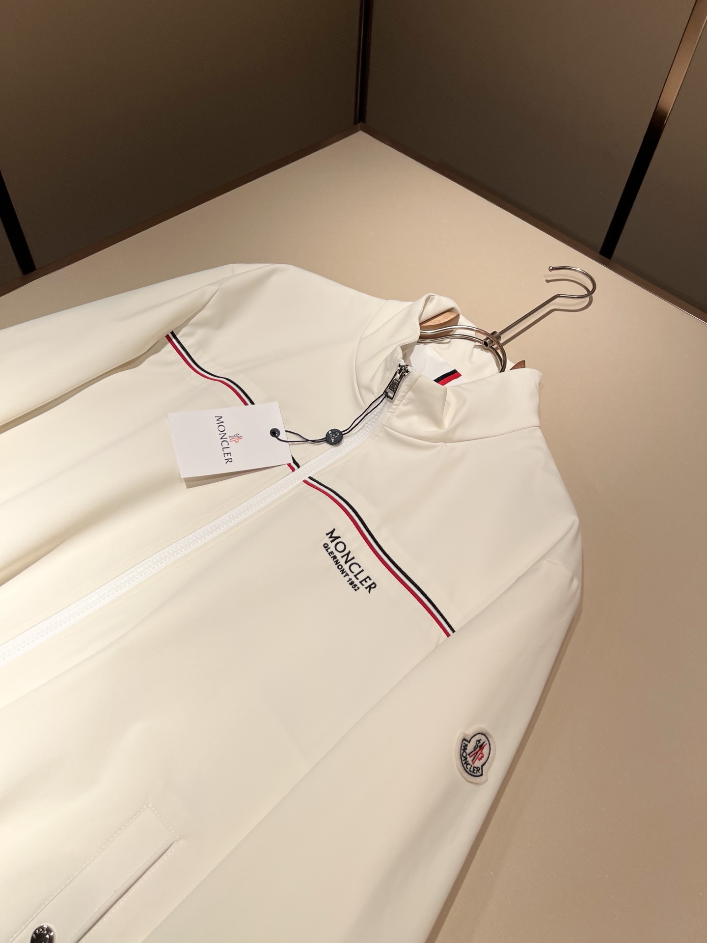 Monc*ler蒙*口2026春夏经典夹克外套，都市时尚休闲款！面料超软面料帅酷爆款夹克外套。时尚都市百