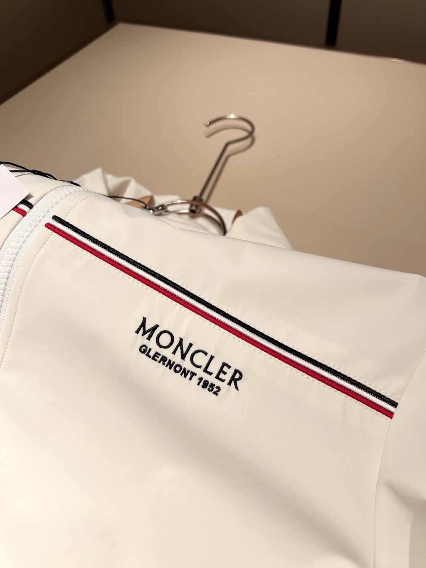 Monc*ler蒙*口2026春夏经典夹克外套，都市时尚休闲款！面料超软面料帅酷爆款夹克外套。时尚都市百