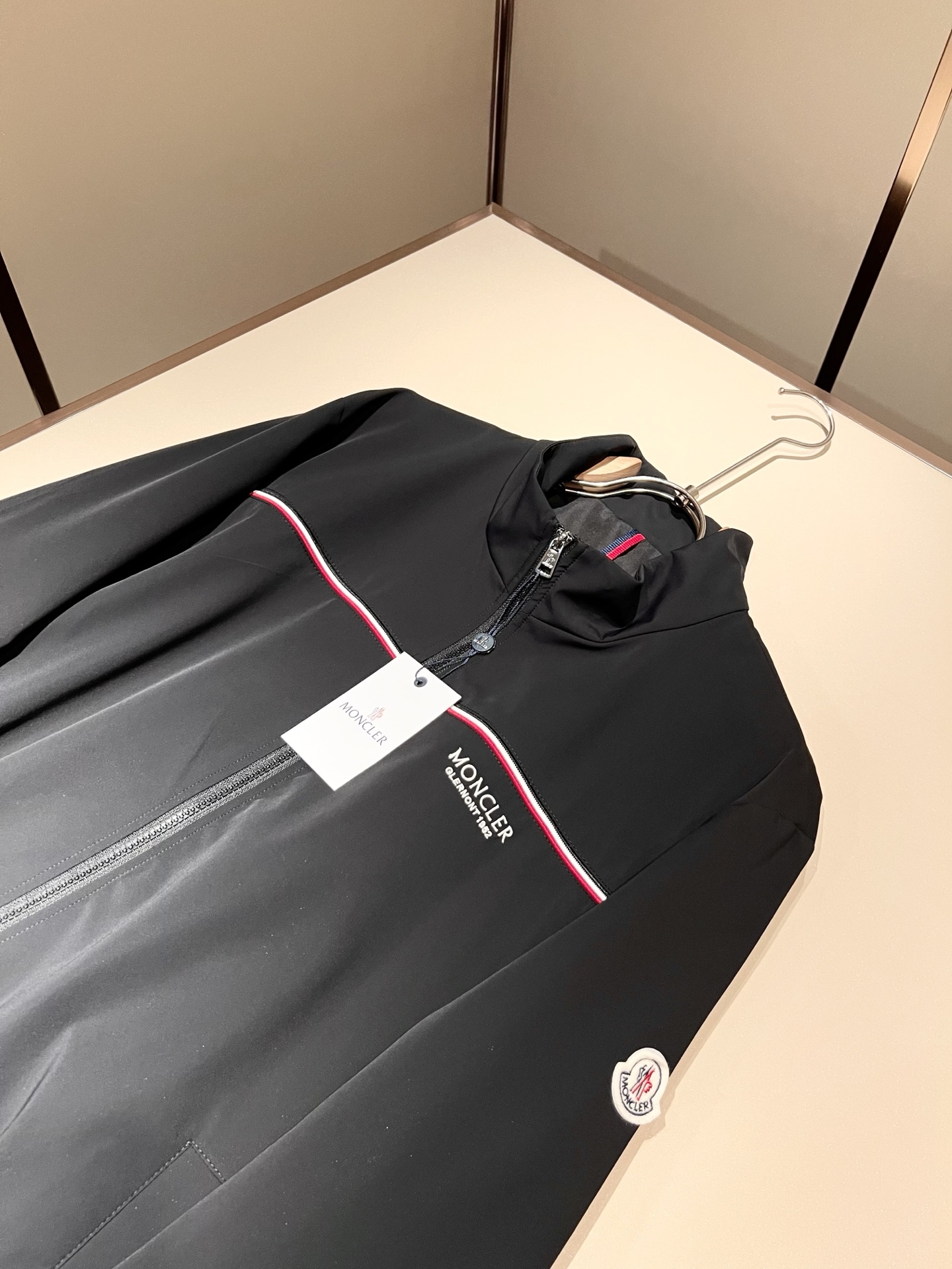 Monc*ler蒙*口2026春夏经典夹克外套，都市时尚休闲款！面料超软面料帅酷爆款夹克外套。时尚都市百