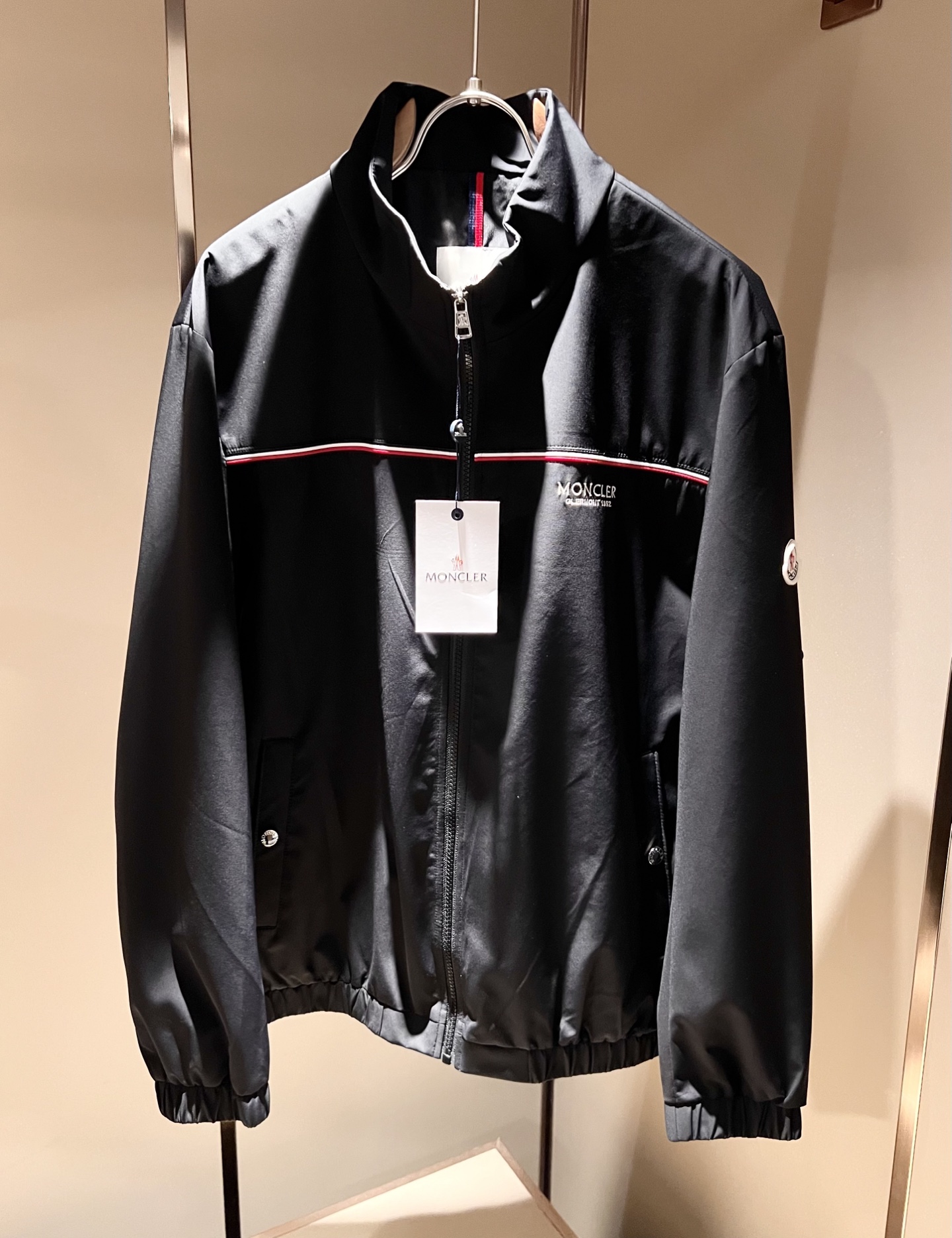 Monc*ler蒙*口2026春夏经典夹克外套，都市时尚休闲款！面料超软面料帅酷爆款夹克外套。时尚都市百