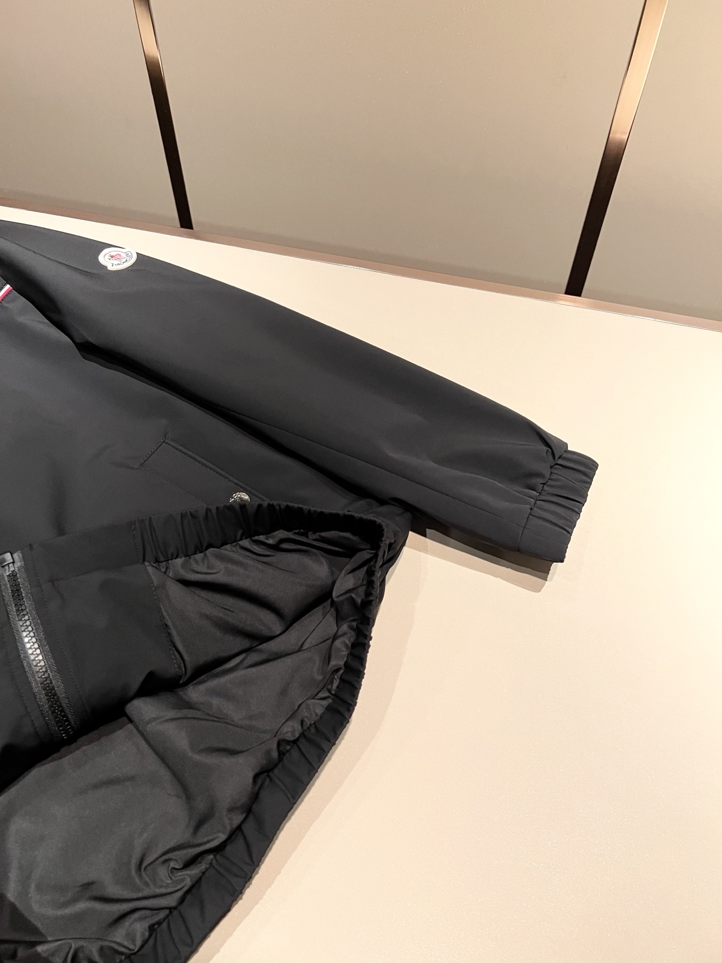 Monc*ler蒙*口2026春夏经典夹克外套，都市时尚休闲款！面料超软面料帅酷爆款夹克外套。时尚都市百