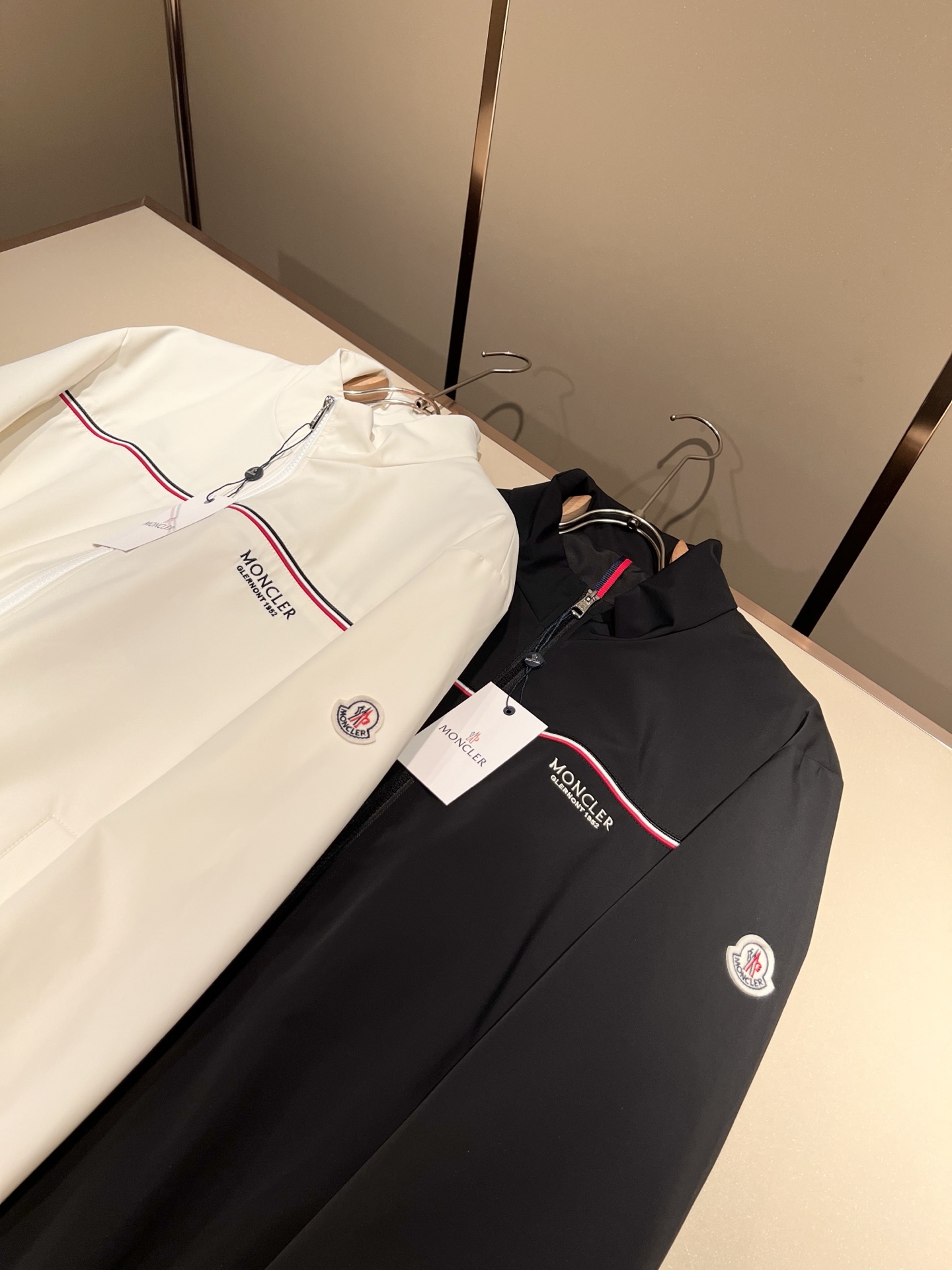 Monc*ler蒙*口2026春夏经典夹克外套，都市时尚休闲款！面料超软面料帅酷爆款夹克外套。时尚都市百