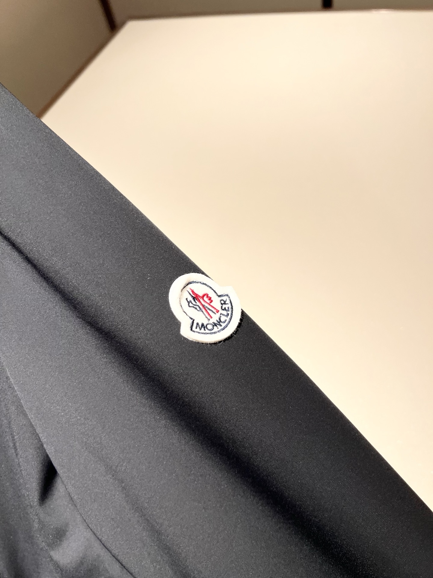 Monc*ler蒙*口2026春夏经典夹克外套，都市时尚休闲款！面料超软面料帅酷爆款夹克外套。时尚都市百