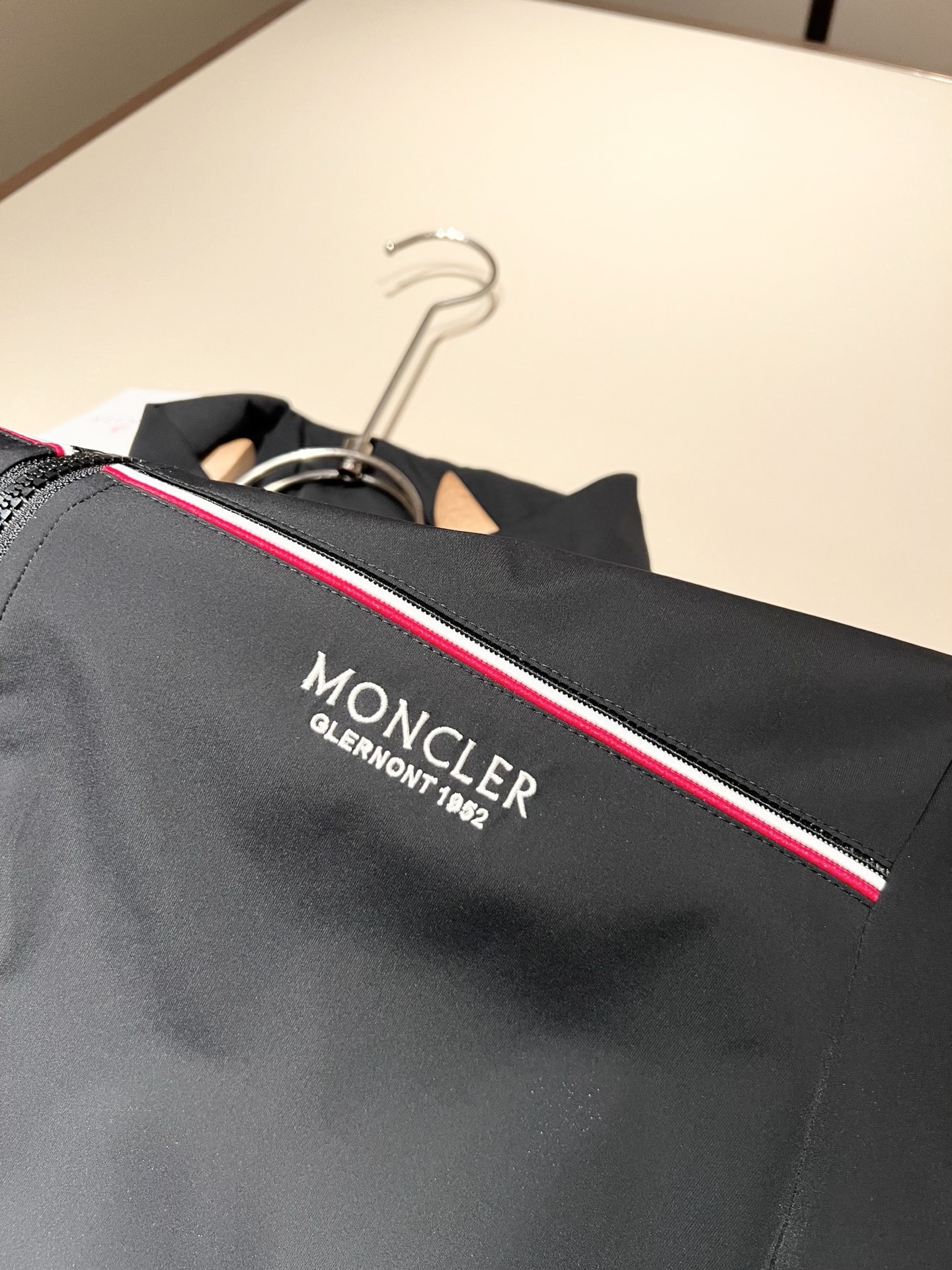 Monc*ler蒙*口2026春夏经典夹克外套，都市时尚休闲款！面料超软面料帅酷爆款夹克外套。时尚都市百