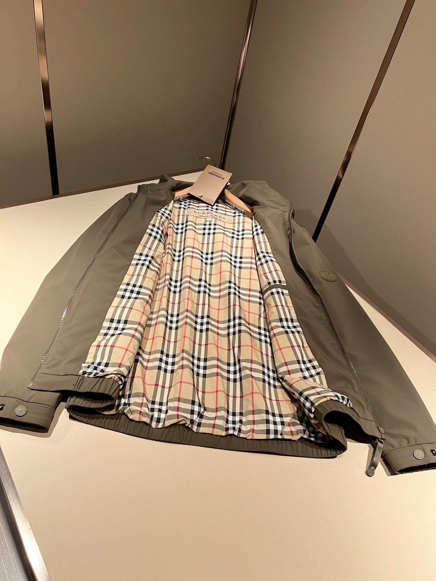 BURBER*Y巴*莉2026春夏新品夹克外套重磅来袭，最近比较火热的环保聚酯纤维面料制作而成，高端户外
