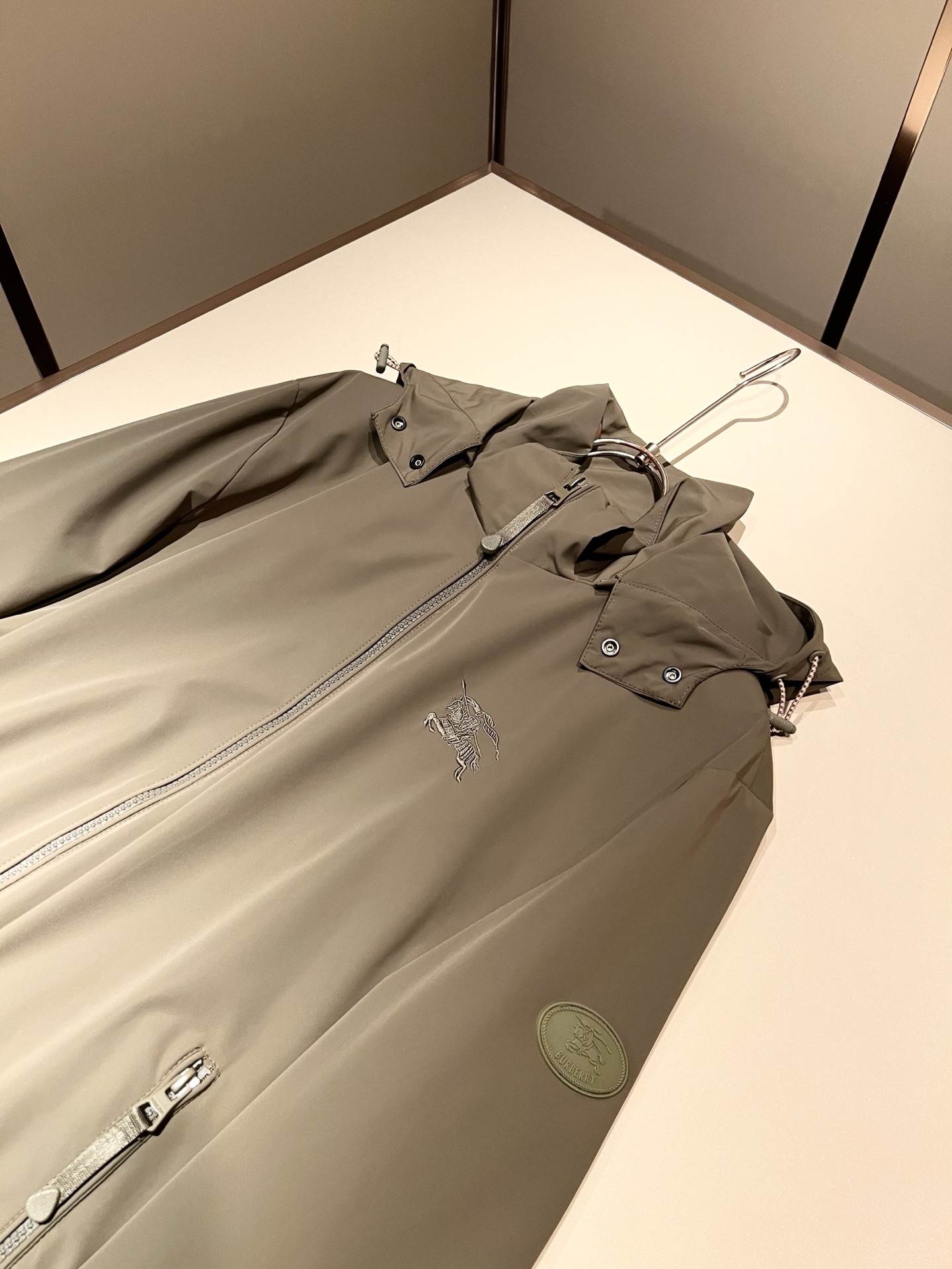 BURBER*Y巴*莉2026春夏新品夹克外套重磅来袭，最近比较火热的环保聚酯纤维面料制作而成，高端户外