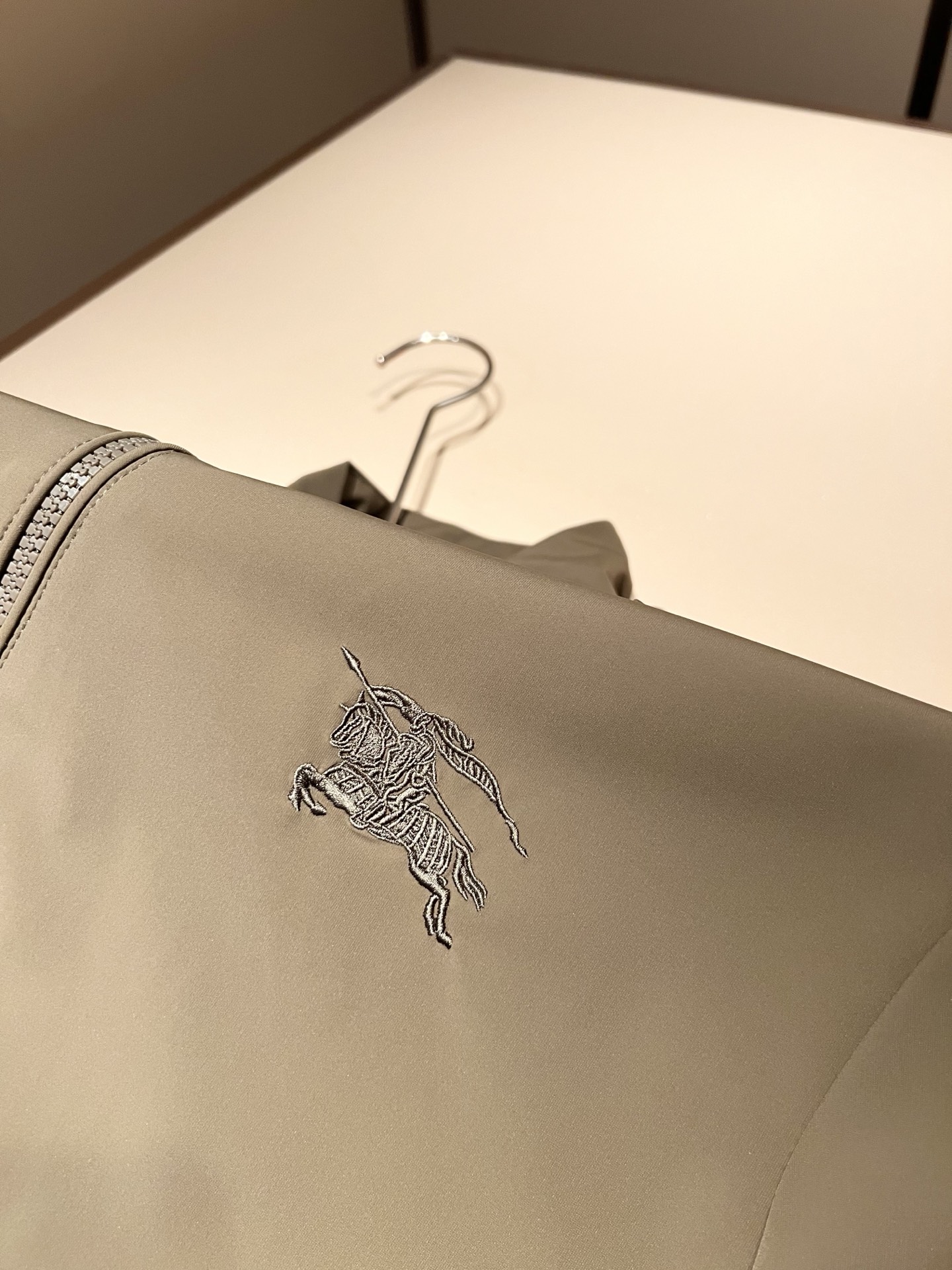 BURBER*Y巴*莉2026春夏新品夹克外套重磅来袭，最近比较火热的环保聚酯纤维面料制作而成，高端户外