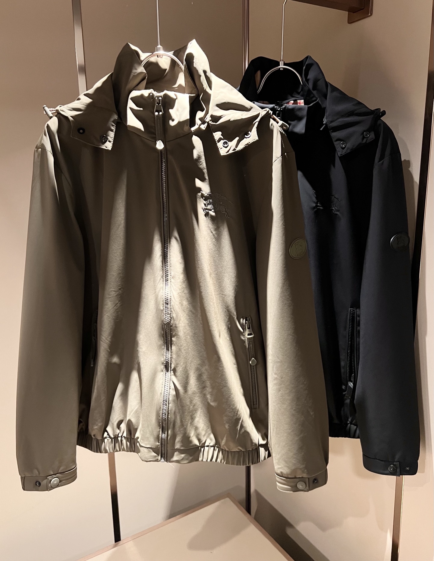 BURBER*Y巴*莉2026春夏新品夹克外套重磅来袭，最近比较火热的环保聚酯纤维面料制作而成，高端户外