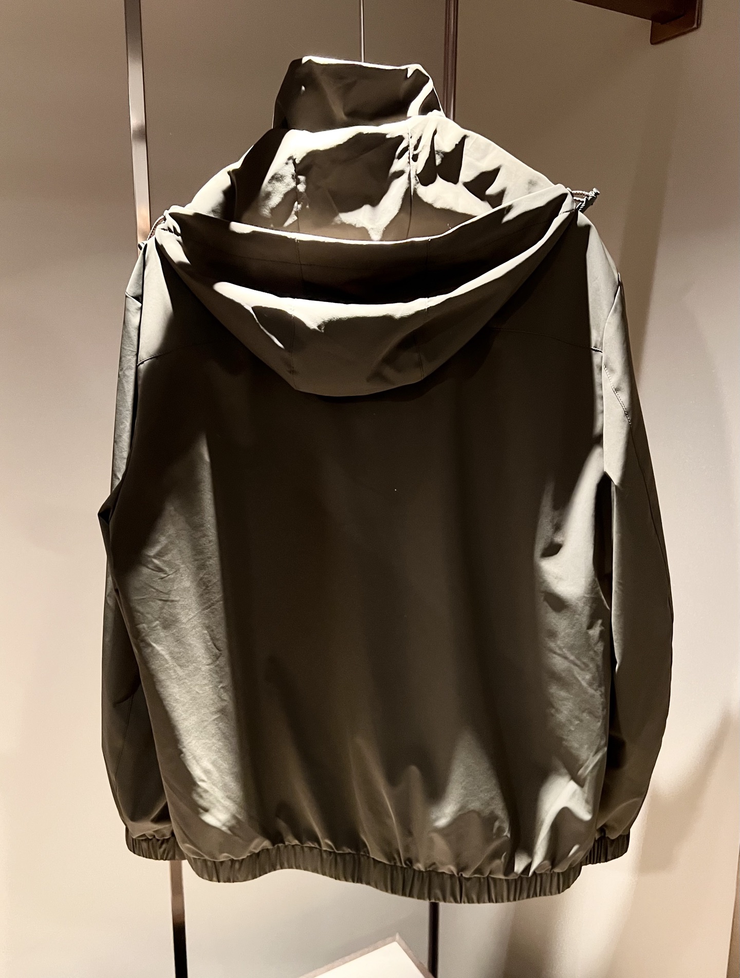 BURBER*Y巴*莉2026春夏新品夹克外套重磅来袭，最近比较火热的环保聚酯纤维面料制作而成，高端户外