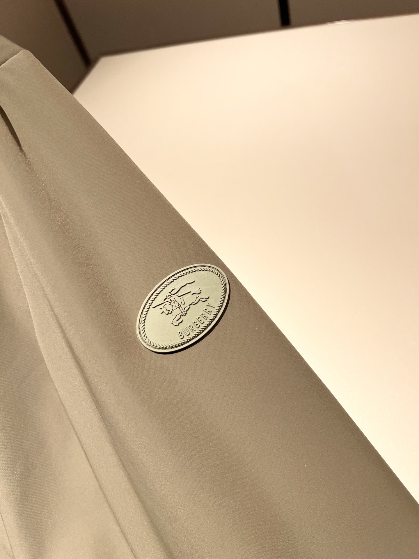 BURBER*Y巴*莉2026春夏新品夹克外套重磅来袭，最近比较火热的环保聚酯纤维面料制作而成，高端户外