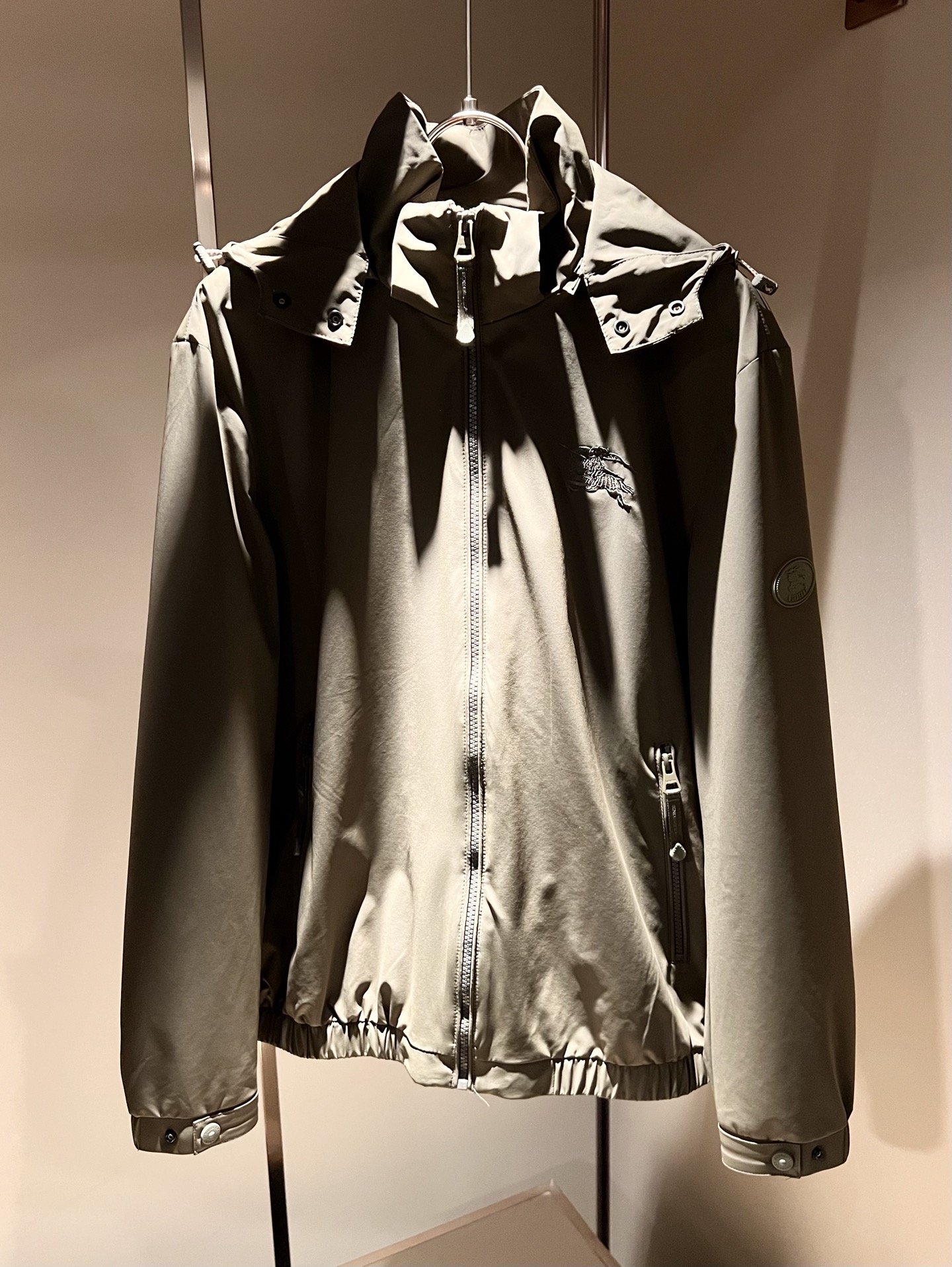 BURBER*Y巴*莉2026春夏新品夹克外套重磅来袭，最近比较火热的环保聚酯纤维面料制作而成，高端户外