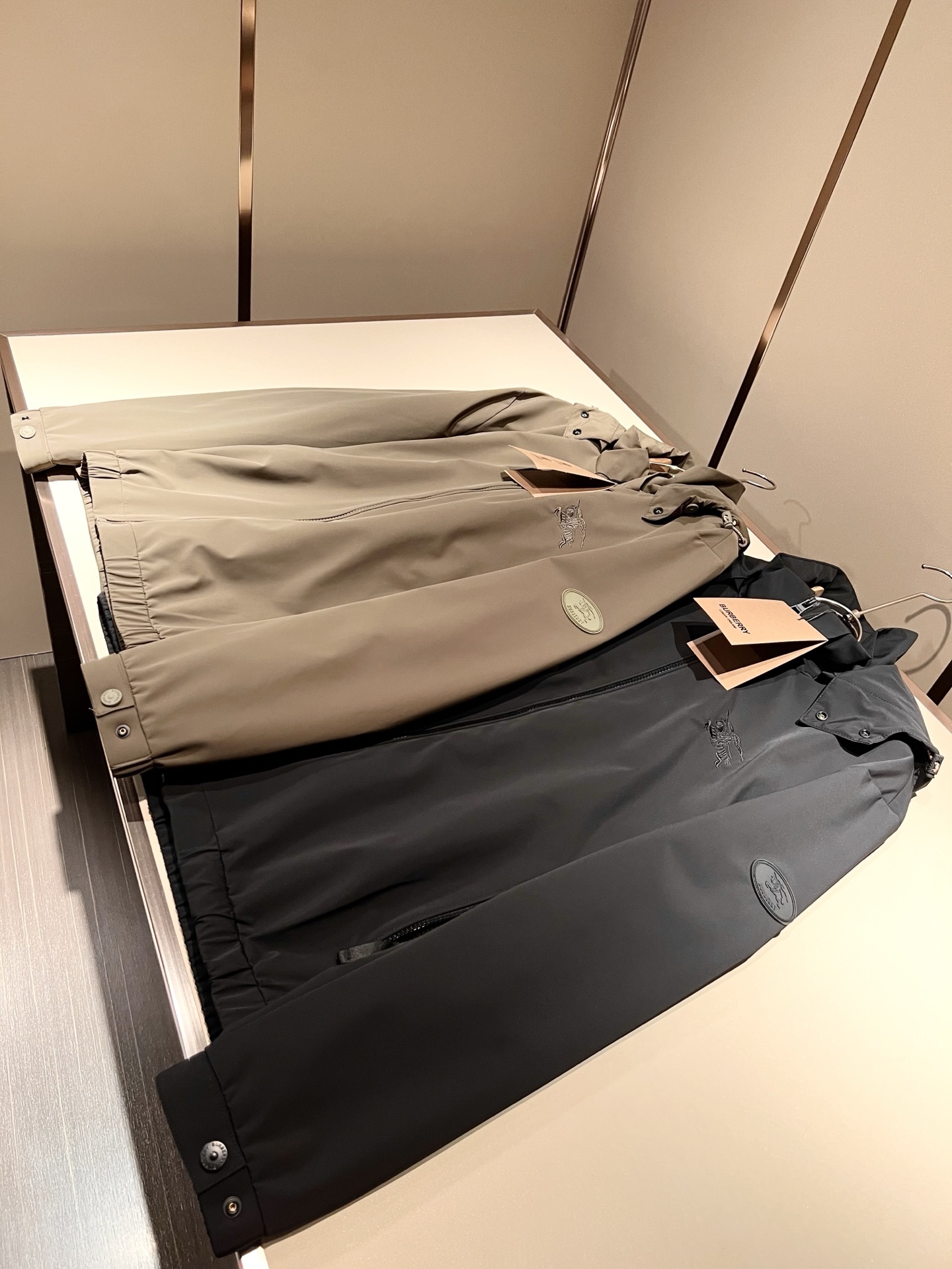 BURBER*Y巴*莉2026春夏新品夹克外套重磅来袭，最近比较火热的环保聚酯纤维面料制作而成，高端户外