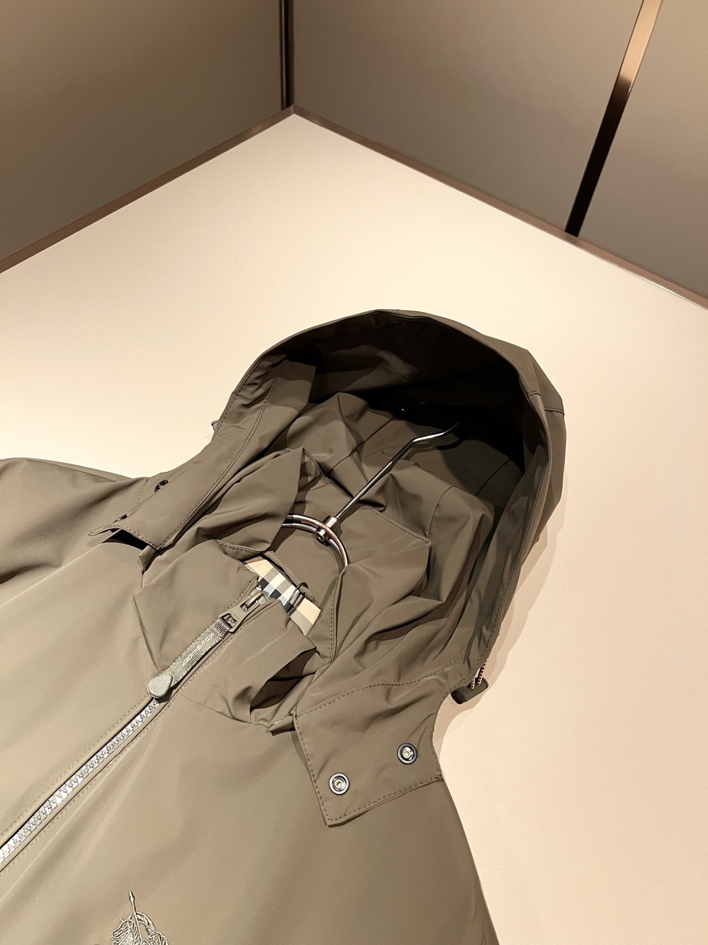 BURBER*Y巴*莉2026春夏新品夹克外套重磅来袭，最近比较火热的环保聚酯纤维面料制作而成，高端户外