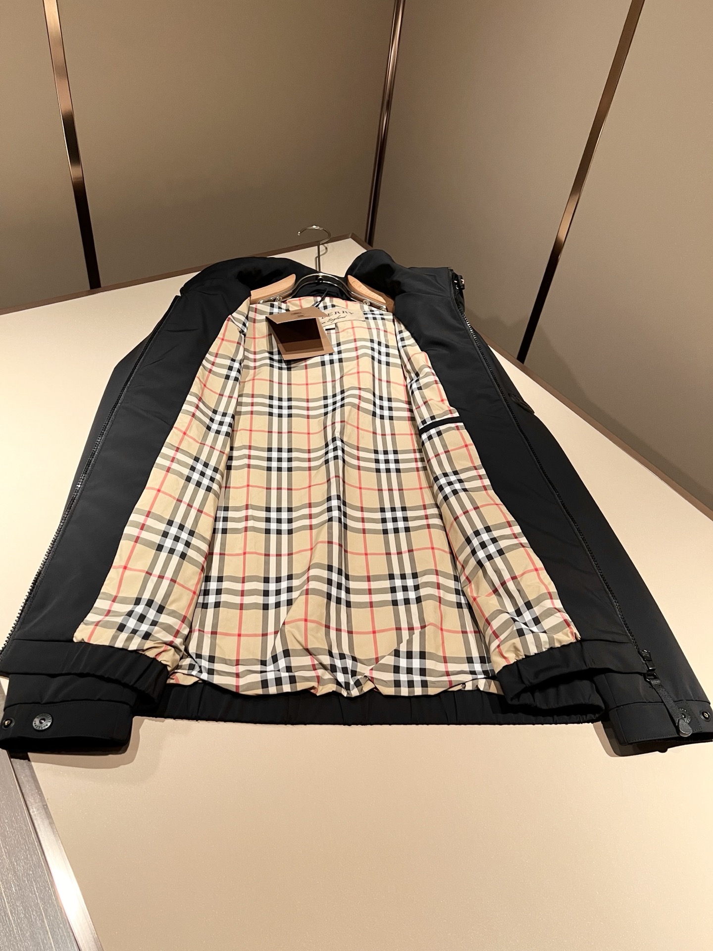 BURBER*Y巴*莉2026春夏新品夹克外套重磅来袭，最近比较火热的环保聚酯纤维面料制作而成，高端户外