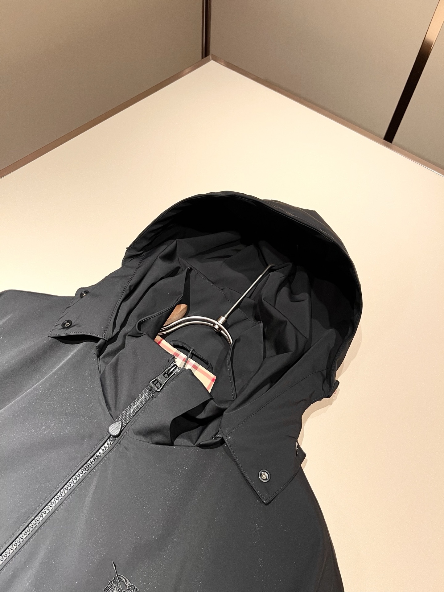 BURBER*Y巴*莉2026春夏新品夹克外套重磅来袭，最近比较火热的环保聚酯纤维面料制作而成，高端户外