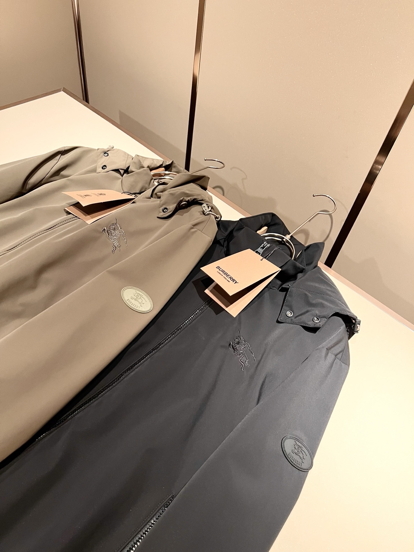 BURBER*Y巴*莉2026春夏新品夹克外套重磅来袭，最近比较火热的环保聚酯纤维面料制作而成，高端户外