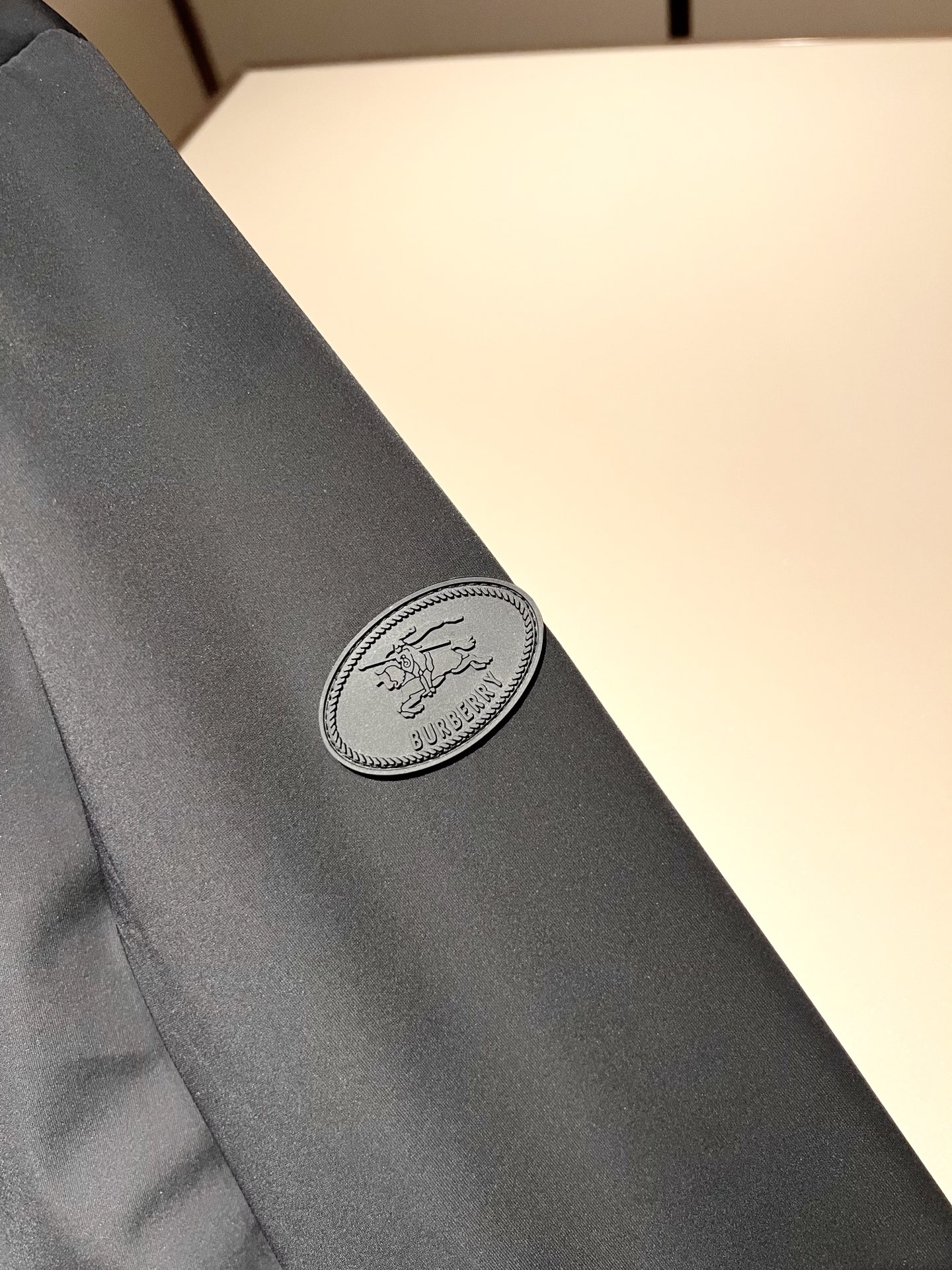 BURBER*Y巴*莉2026春夏新品夹克外套重磅来袭，最近比较火热的环保聚酯纤维面料制作而成，高端户外