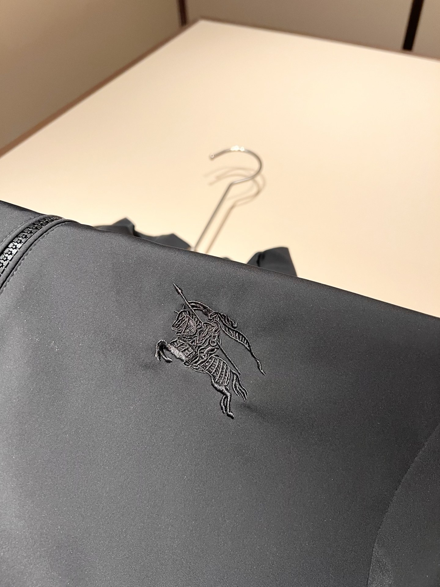 BURBER*Y巴*莉2026春夏新品夹克外套重磅来袭，最近比较火热的环保聚酯纤维面料制作而成，高端户外