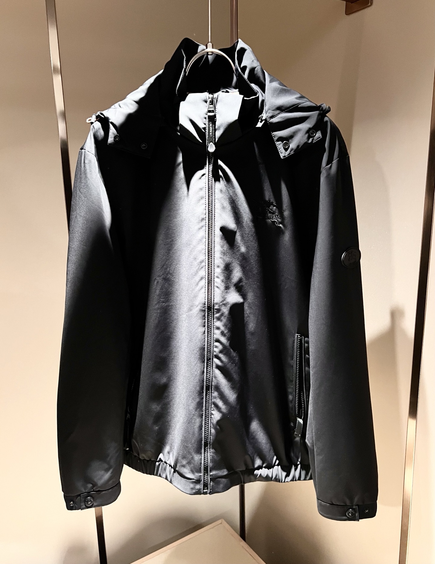 BURBER*Y巴*莉2026春夏新品夹克外套重磅来袭，最近比较火热的环保聚酯纤维面料制作而成，高端户外