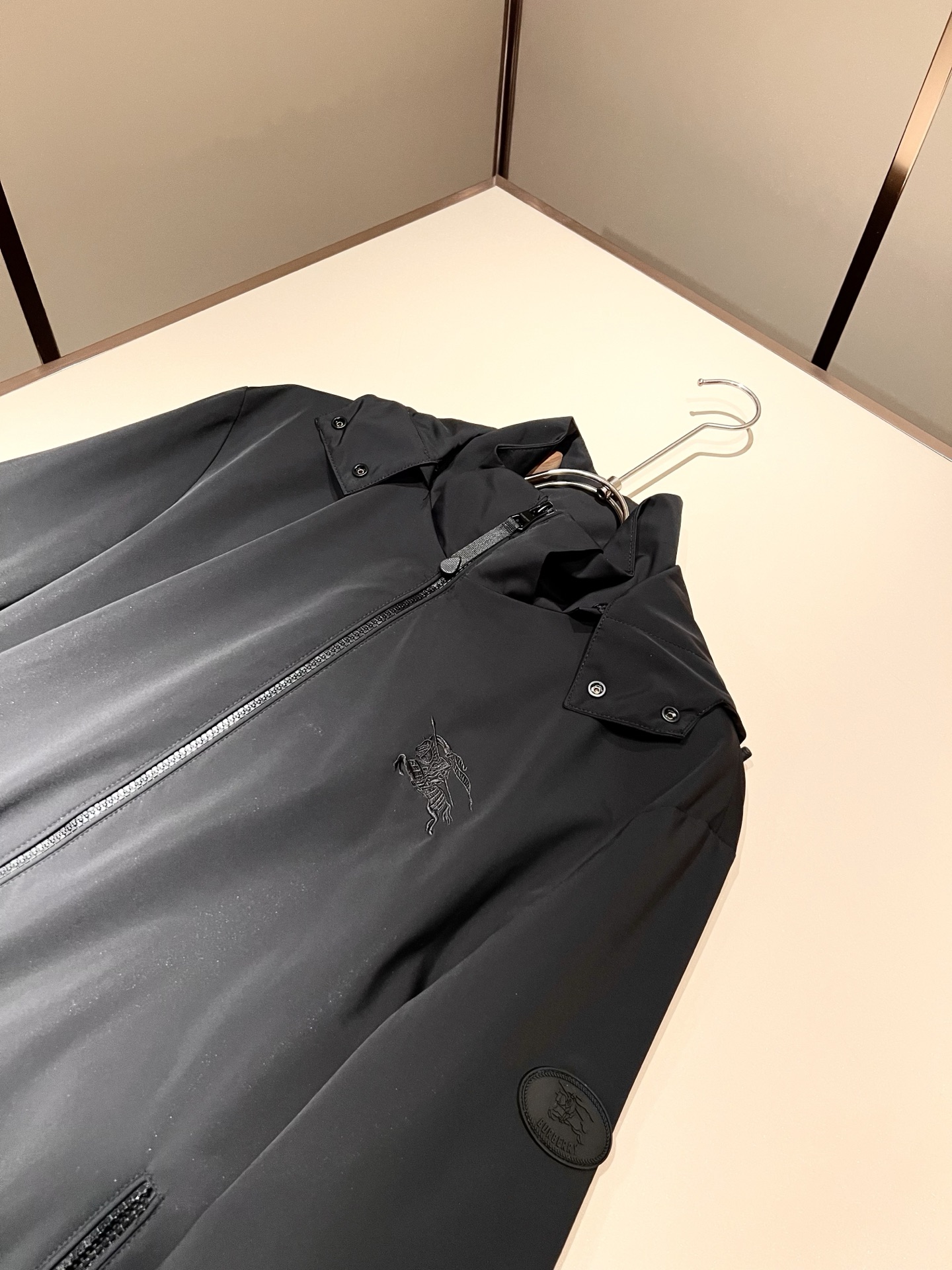 BURBER*Y巴*莉2026春夏新品夹克外套重磅来袭，最近比较火热的环保聚酯纤维面料制作而成，高端户外