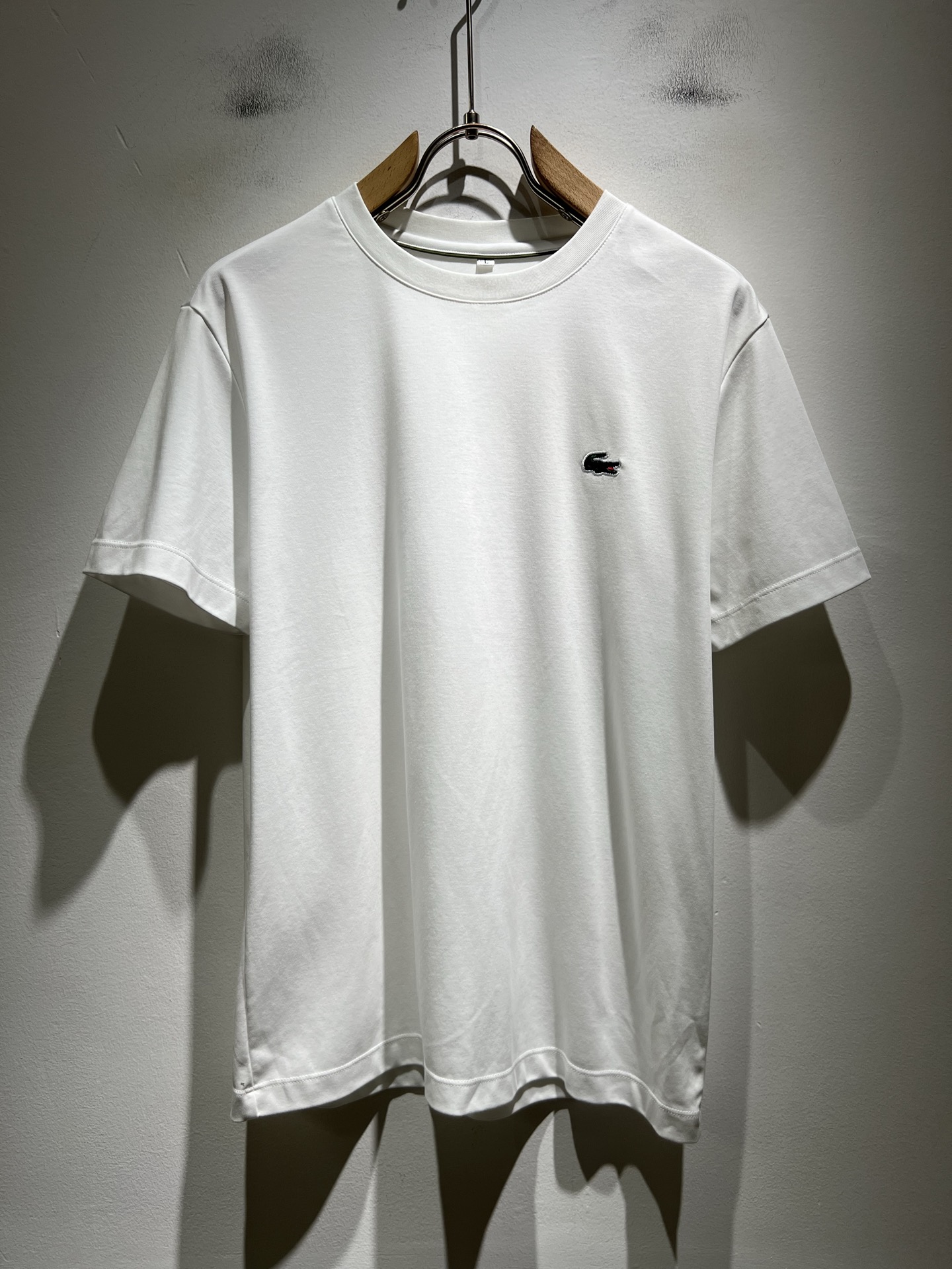 LACOSTE法国鳄鱼 2026春夏男士最新的贸易订单短袖打底衫，全品相！！胸前采用logo图案刺绣设计